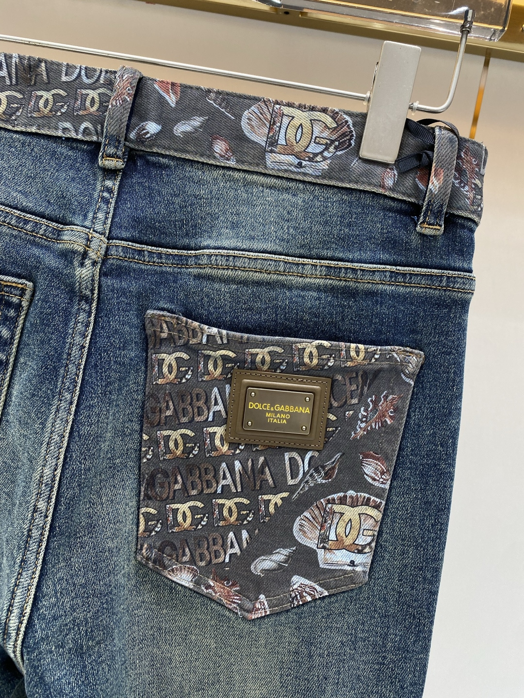 《𝙉𝙚𝙬🖤❤️DG家》2026春款重工水洗休闲牛仔裤，进口原版水洗弹力面料，舒适有弹性，独特设计，版型超