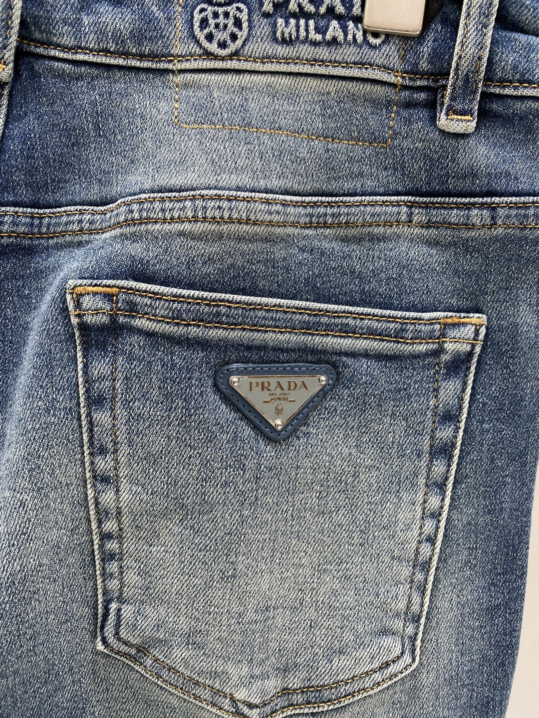 《𝙉𝙚𝙬🖤❤️普家》2026春款重工水洗休闲牛仔裤，进口原版水洗弹力面料，舒适有弹性，独特设计，版型超正