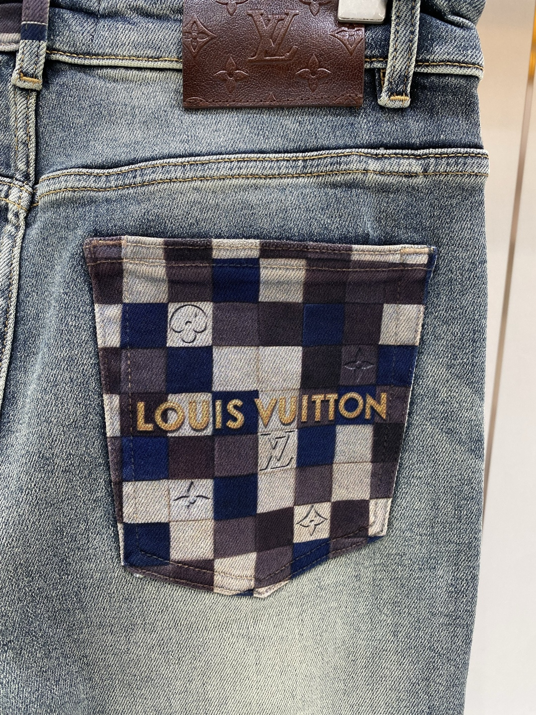 《𝙉𝙚𝙬🖤❤️驴家》2026春款重工水洗休闲牛仔裤，进口原版水洗弹力面料，舒适有弹性，独特设计，版型超正