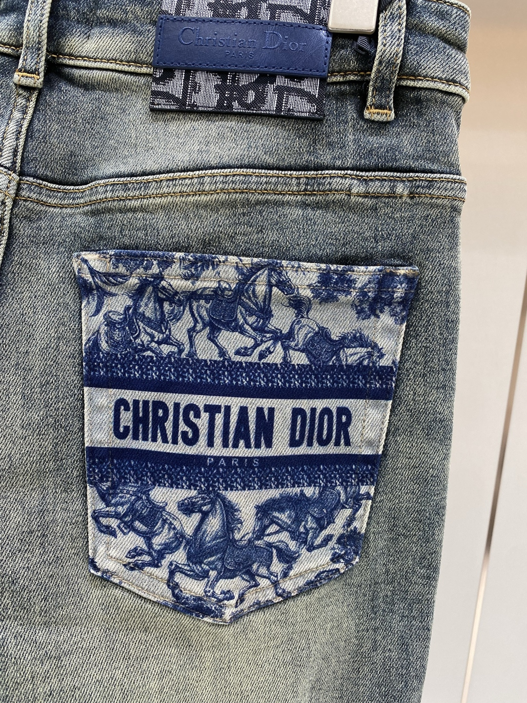 《𝙉𝙚𝙬🖤❤️迪家》2026春款重工水洗休闲牛仔裤，进口原版水洗弹力面料，舒适有弹性，独特设计，版型超正