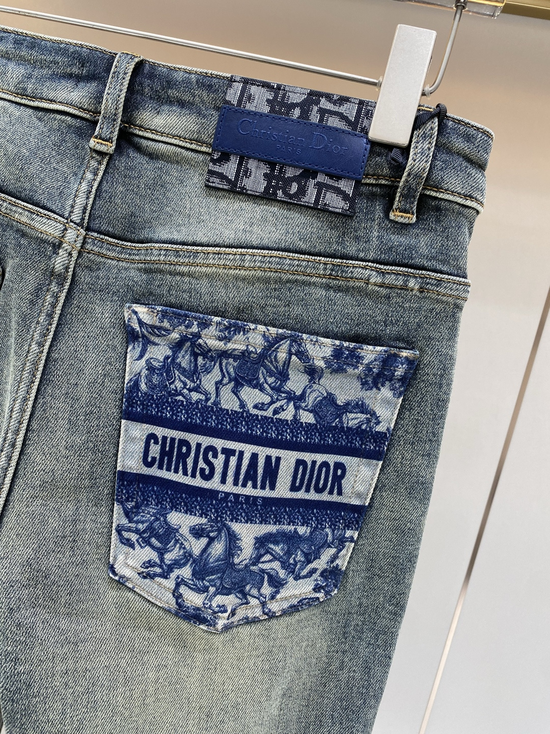 《𝙉𝙚𝙬🖤❤️迪家》2026春款重工水洗休闲牛仔裤，进口原版水洗弹力面料，舒适有弹性，独特设计，版型超正