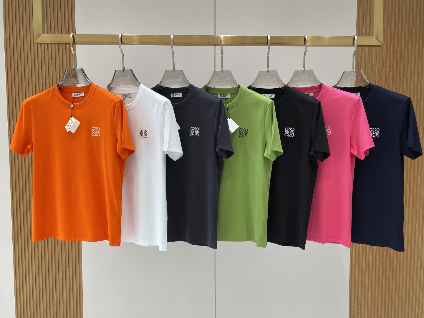 NO:726435,Support after-sales after-sales 'Luojia' 26SS new spring and summer short-sleeved version. The highest version is customized for customers with high-end mercerized cotton fabric. Simple and fashionable style, the color is super beautiful!  Classic logo design, simple and elegant style!  Full of high-end sense, can be worn in all seasons. Simple European style, simple and elegant, the same style is on sale on the official website. Size M-3XL next day, loewe, T-shirt,19860909支持年后售后 《罗家》 26SS新款春夏短袖 最高版本客供定制高端丝光棉面料 简单时尚款,配色超级好看！经典logo的设计 简单大方的款式！满满的高级感,四季可穿.简欧风格,简洁大气,官网同款在售.码数M-3XL隔天,,loewe,T-shirt,,Men's clothing