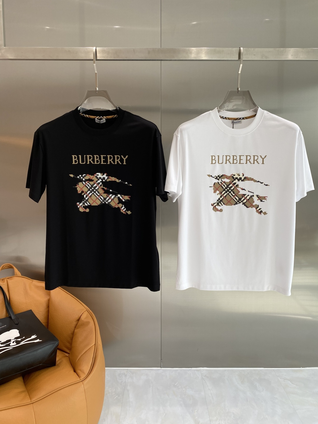 NO:726426,Support after-sales service after the new year 'Bajia' 26SS new spring and summer short-sleeved, the highest version of custom-made high-end mercerized cotton fabric, simple and fashionable, the color is super beautiful!  Classic logo design, simple and elegant style!  Full of high-end feel, can be worn in all seasons. Simple European style, simple and elegant, the same style is on sale on the official website. Slightly expanded version, size M-3XL, next day, burberry, T-shirt,19860909支持年后售后 《巴家》 26SS新款春夏短袖 最高版本客供定制高端丝光棉面料 简单时尚款,配色超级好看！经典logo的设计 简单大方的款式！满满的高级感,四季可穿.简欧风格,简洁大气,官网同款在售.微扩版型码数M-3XL隔天,,burberry,T-shirt,,Men's clothing