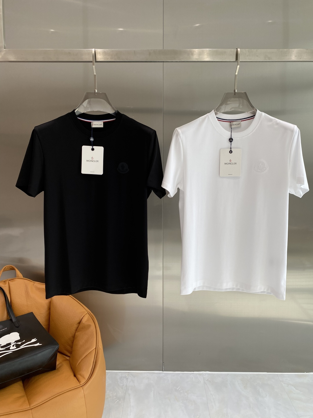 NO:726431,Support after-sales service after the year 'Mengjia' 2026SS latest spring and summer short-sleeved T-shirt, mercerized cotton, handsome and fashionable, top pattern letters on the chest, simple and versatile. The fabric cotton is not only crisp and maintains the trendy silhouette, but also comfortable to wear, the yarn is more delicate, the size is M-3XL, next day, T-shirt, tees, t-shirt,19860909支持年后售后 《蒙家》 2026SS最新款春夏短袖T恤,丝光棉 帅气时尚,胸口顶级图案字母,简约百搭款.面料棉 不仅挺括,保持潮流的廓形,又穿着舒适,纱织更细腻,码数M-3XL 隔天,,T-shirt,tees，t-shirt,,Men's clothing