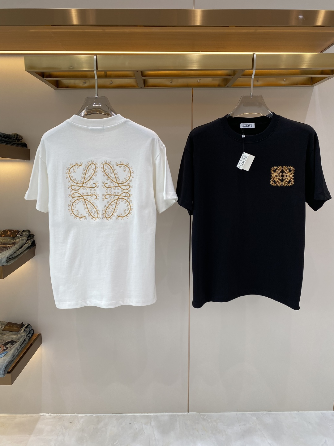 NO:735793,Spring new product after-sales 'Luojia' 2026 new launch counter latest short-sleeved round neck T-shirt, high-end custom design, avant-garde and fashionable!  Embroidery brand logo process design, high-end customized fabrics. Soft feel. Comfortable to wear. Counter-level exquisite stitching. Fine workmanship. The upper body effect is incomparably handsome!  A must-have item for a stylish man!  Size S-XXL next day,,loewe,T-shirt,tees,t-shirt,19860909开春新品售后 《罗家》 2026新款首发专柜最新款短袖圆领T恤 高端订制 设计前卫时尚！刺绣品牌logo工艺设计 高端定制面料.手感柔软.穿着舒适.专柜级别精致车线.做工精细.上身效果无敌帅气！型男必备单品！码数S-XXL 隔天,,loewe,T-shirt,tees，t-shirt,,Men's clothing