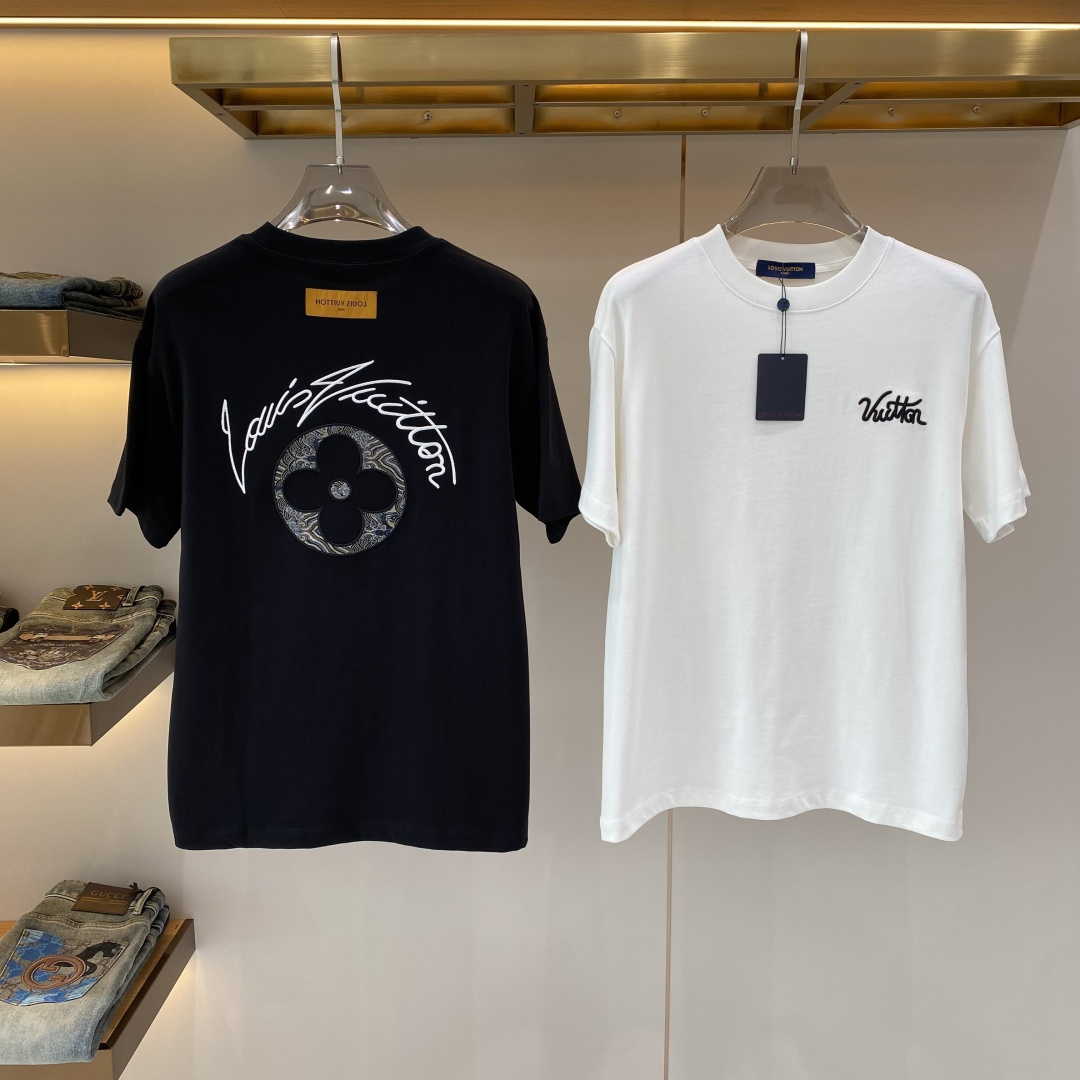 NO:735788,Spring new product after-sales 'Donkey Family' 2026 new launch counter latest short-sleeved round neck T-shirt, high-end custom design, avant-garde and fashionable!  Embroidery brand logo process design, high-end customized fabrics. Soft feel. Comfortable to wear. Counter-level exquisite stitching. Fine workmanship. The upper body effect is incomparably handsome!  A must-have item for a stylish man!  Size S-XXL next day,,louis vuitton,louis vuitton,T-shirt,tees,t-shirt,19860909开春新品售后 《驴家》 2026新款首发专柜最新款短袖圆领T恤 高端订制 设计前卫时尚！刺绣品牌logo工艺设计 高端定制面料.手感柔软.穿着舒适.专柜级别精致车线.做工精细.上身效果无敌帅气！型男必备单品！码数S-XXL 隔天,,louis vuitton,louis vuitton,T-shirt,tees，t-shirt,,Men's clothing