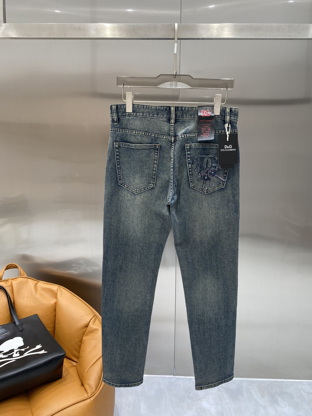 NO:730013,Support after-sales service after the year. 'DG Home' 2026 spring hot new products are available. The best jeans in physical stores. Original goods, the highest version of European imported fabrics on the market. Comfortable, soft and skin-friendly, with super upper body effect, fashionable and versatile. fzh is straight and stylish, a wardrobe must-have!  Suitable for any occasion. Sizes: 29-36, Gucci, Jeans,19860909支持年后售后 《DG家》 2026春款爆款新品 有售 实体店极品牛仔裤 原版好货,市场最高版本的欧洲进口面料.舒适柔软亲肤,上身效果超级棒时尚百搭 fzh笔挺有型,衣橱必备！适合任何场合穿着 尺码:29-36隔天,,gucci,jeans,,Men's clothing