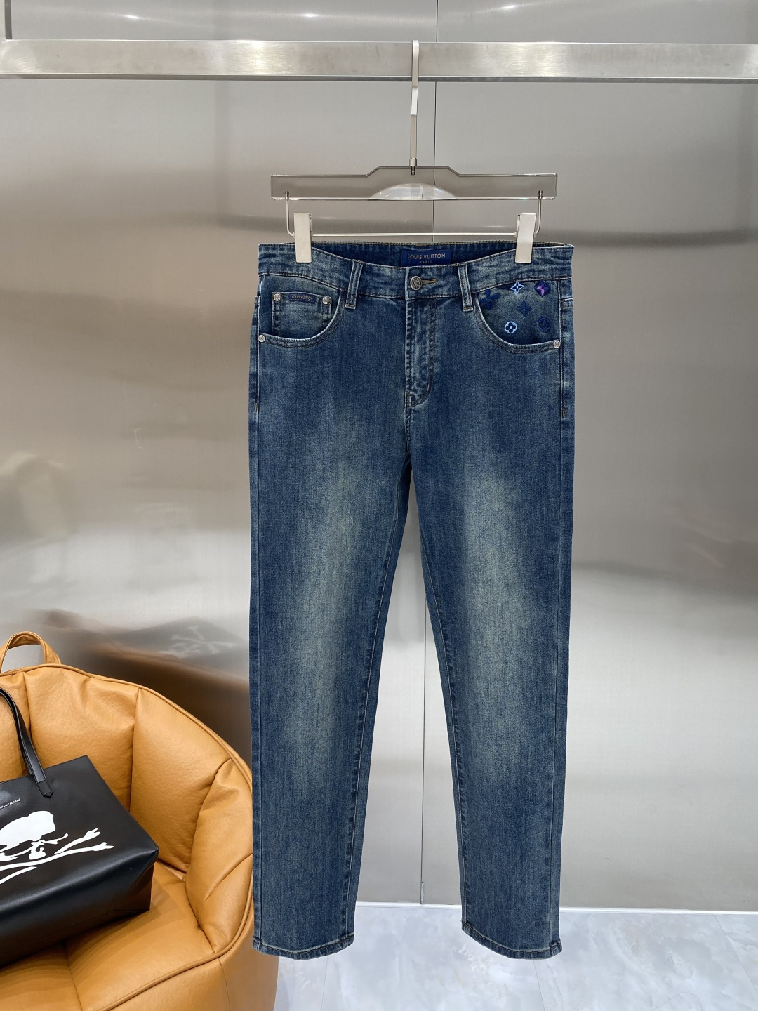 NO:730021,Support after-sales service after the year. 'Donkey Family' 2026 spring hot new products are available. The best jeans in physical stores. Original goods, the highest version of European imported fabrics on the market. Comfortable, soft and skin-friendly, with super upper body effect, fashionable and versatile. fzh is straight and stylish, a wardrobe must-have!  Suitable for any occasion. Sizes: 29-36, Louis Vuitton, Louis Vuitton, Jeans,19860909支持年后售后 《驴家》 2026春款爆款新品 有售 实体店极品牛仔裤 原版好货,市场最高版本的欧洲进口面料.舒适柔软亲肤,上身效果超级棒时尚百搭 fzh笔挺有型,衣橱必备！适合任何场合穿着 尺码:29-36隔天,,louis vuitton,louis vuitton,jeans,,Men's clothing