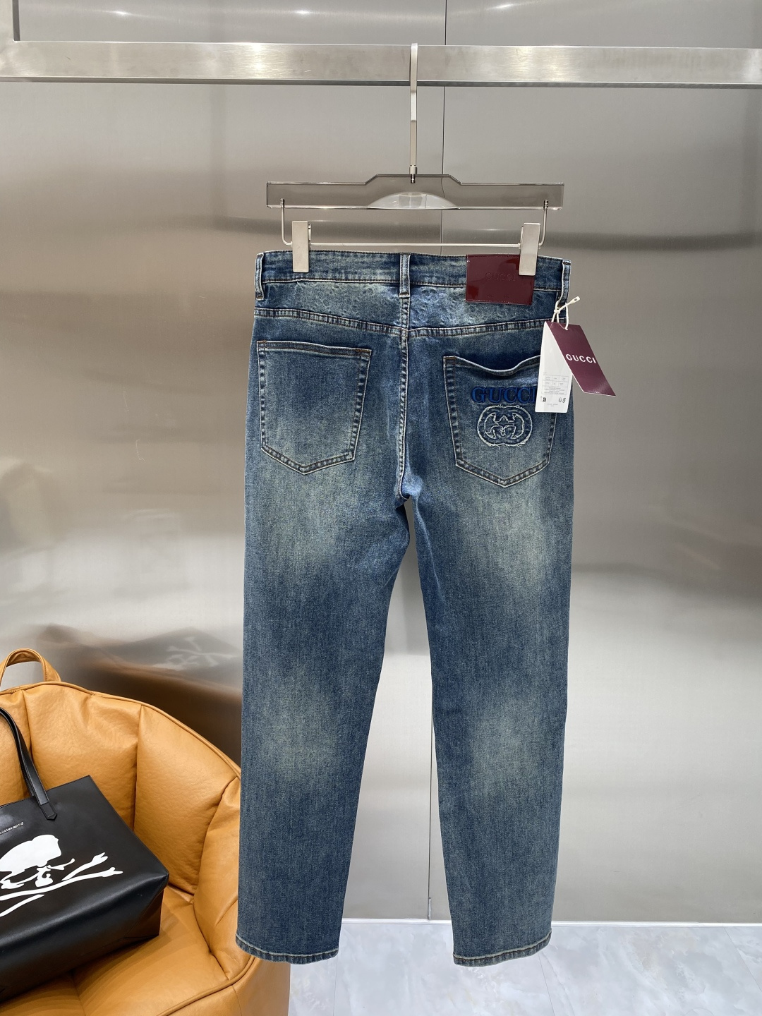 NO:730028,Support after-sales service after the year. 'Gujia' 2026 spring hot new products are available. The best jeans in physical stores. Original goods, the highest version of European imported fabrics on the market. Comfortable, soft and skin-friendly, with super upper body effect, fashionable and versatile. fzh is straight and stylish, a wardrobe must-have!  Suitable for any occasion. Sizes: 29-36, Gucci, Jeans,19860909支持年后售后 《古家》 2026春款爆款新品 有售 实体店极品牛仔裤 原版好货,市场最高版本的欧洲进口面料.舒适柔软亲肤,上身效果超级棒时尚百搭 fzh笔挺有型,衣橱必备！适合任何场合穿着 尺码:29-36隔天,,gucci,jeans,,Men's clothing