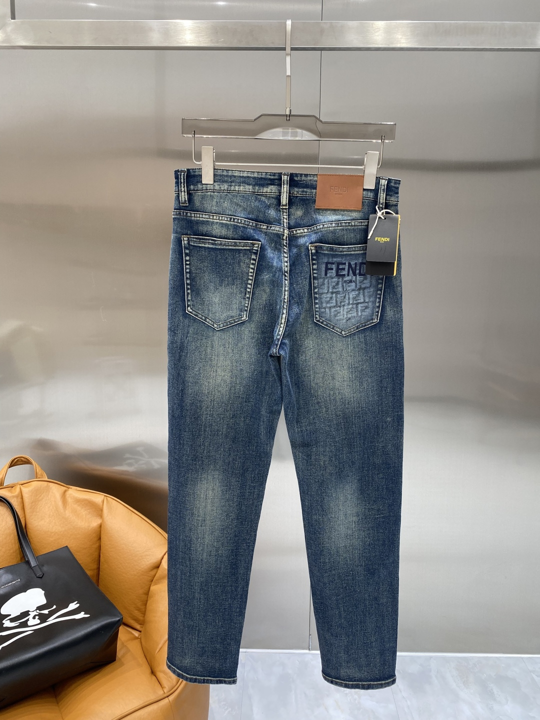 NO:729966,Support after-sales service after the year. 'Fenjia' 2026 spring hot new products are available. The best jeans in physical stores. Original goods, the highest version of European imported fabrics on the market. Comfortable, soft and skin-friendly, with super upper body effect, fashionable and versatile. fzh is straight and stylish, a wardrobe must-have!  Suitable for any occasion. Sizes: 29-36, fendi, jeans,19860909支持年后售后 《芬家》 2026春款爆款新品 有售 实体店极品牛仔裤 原版好货,市场最高版本的欧洲进口面料.舒适柔软亲肤,上身效果超级棒时尚百搭 fzh笔挺有型,衣橱必备！适合任何场合穿着 尺码:29-36隔天,,fendi,jeans,,Men's clothing