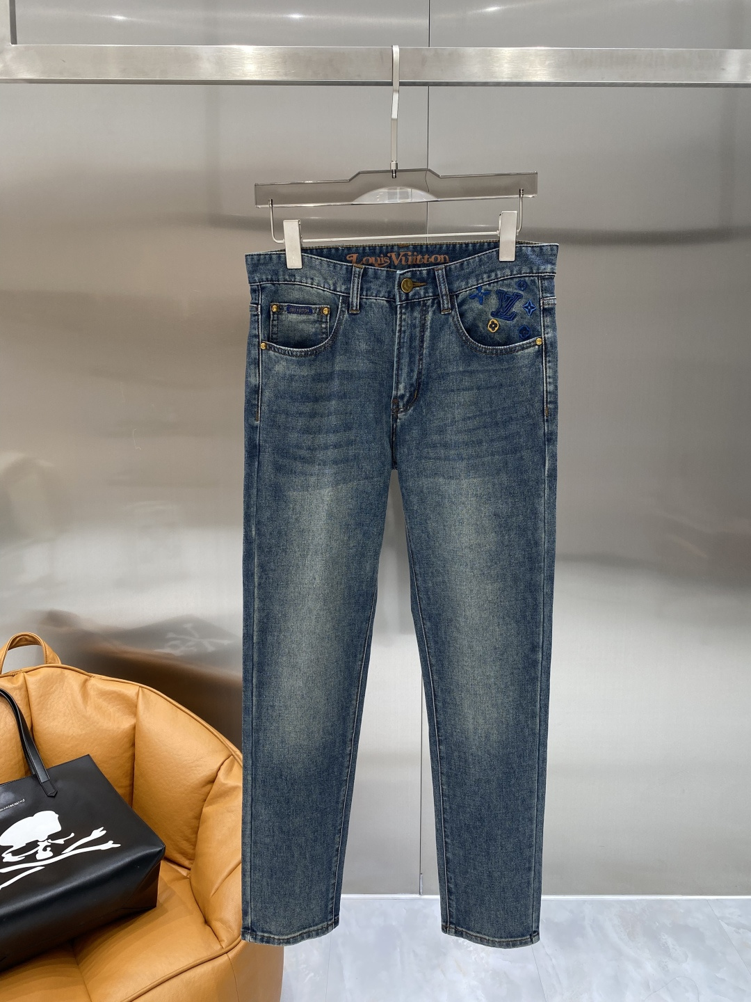 NO:729958,Support after-sales service after the year. 'Donkey Family' 2026 spring hot new products are available. The best jeans in physical stores. Original goods, the highest version of European imported fabrics on the market. Comfortable, soft and skin-friendly, with super upper body effect, fashionable and versatile. fzh is straight and stylish, a wardrobe must-have!  Suitable for any occasion. Sizes: 29-36, Louis Vuitton, Louis Vuitton, Jeans,19860909支持年后售后 《驴家》 2026春款爆款新品 有售 实体店极品牛仔裤 原版好货,市场最高版本的欧洲进口面料.舒适柔软亲肤,上身效果超级棒时尚百搭 fzh笔挺有型,衣橱必备！适合任何场合穿着 尺码:29-36隔天,,louis vuitton,louis vuitton,jeans,,Men's clothing