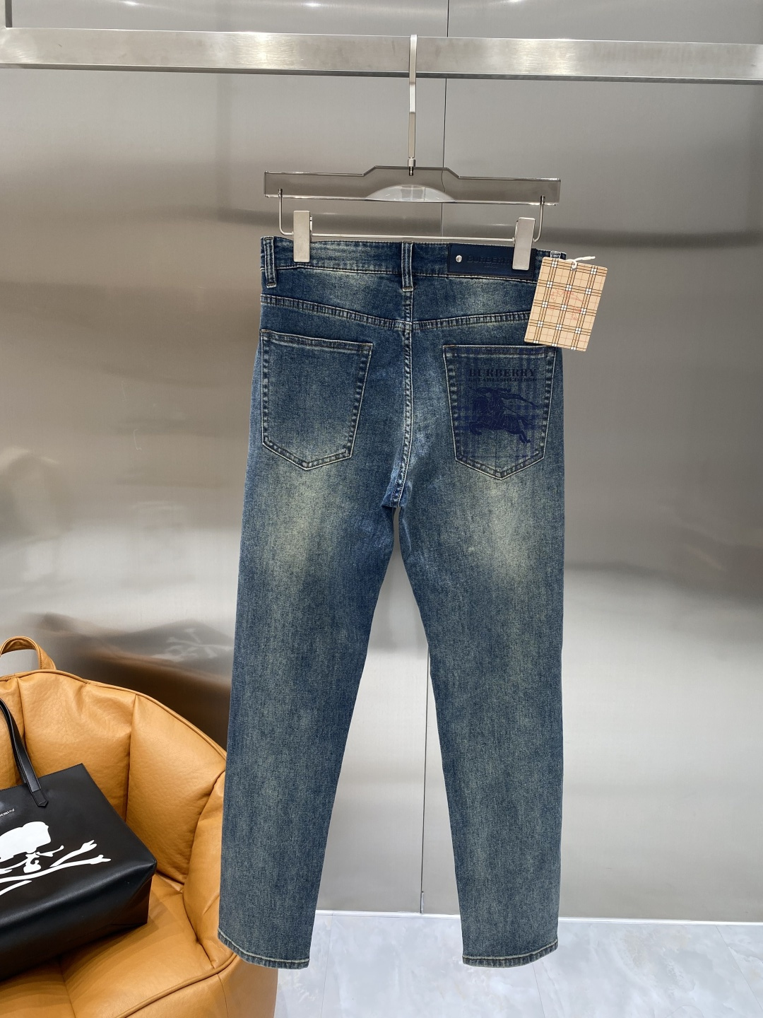 NO:729974,Support after-sales service after the year. 'Bajia' 2026 spring hot new products are available. The best jeans in physical stores. Original good products, the highest version of European imported fabrics on the market. Comfortable, soft and skin-friendly, the upper body effect is super, fashionable and versatile. fzh is straight and stylish, a wardrobe must-have!  Suitable for any occasion. Sizes: 29-36, burberry, jeans,19860909支持年后售后 《巴家》 2026春款爆款新品 有售 实体店极品牛仔裤 原版好货,市场最高版本的欧洲进口面料.舒适柔软亲肤,上身效果超级棒时尚百搭 fzh笔挺有型,衣橱必备！适合任何场合穿着 尺码:29-36隔天,,burberry,jeans,,Men's clothing