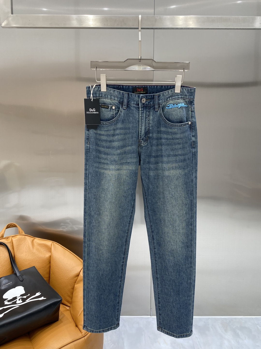 NO:729982,Support after-sales service after the year. 'DG Home' 2026 spring hot new products are available. The best jeans in physical stores. Original goods, the highest version of European imported fabrics on the market. Comfortable, soft and skin-friendly, with super upper body effect, fashionable and versatile. fzh is straight and stylish, a wardrobe must-have!  Suitable for any occasion. Sizes: 29-36, Gucci, Jeans,19860909支持年后售后 《DG家》 2026春款爆款新品 有售 实体店极品牛仔裤 原版好货,市场最高版本的欧洲进口面料.舒适柔软亲肤,上身效果超级棒时尚百搭 fzh笔挺有型,衣橱必备！适合任何场合穿着 尺码:29-36隔天,,gucci,jeans,,Men's clothing