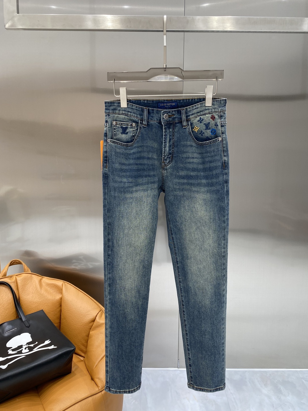 NO:729990,Support after-sales service after the year. 'Donkey Family' 2026 latest jeans. Best-selling models in the counter. Shared taste and value. Very comfortable to wear. Low-key yet luxurious. Very classy to wear. Needless to say the trousers style and cut. The upper body is exquisite and vivid. Really first-class top quality. Really palace-level casual pants, using Turkish cotton. The most famous denim fabric is produced. The quality is outstanding. After heavy washing, the pants are very soft and not picky. The upper body is absolutely stylish.  Extremely luxurious!  Code number 29-36 next day,,louis vuitton,louis vuitton,jeans,19860909支持年后售后 《驴家》 2026最新品牛仔裤 专柜热销款 品味与价值共享 身穿着非常舒适 低调不失奢华 穿出去非常有档次,裤型款式和裁剪亦无需多言 上身精致跃然.真正一等一顶级质料 真正殿堂级的休闲裤,选用土耳其的棉花 生产出最有名的单宁布 品质卓然 经过重水洗使得裤子很柔软 不挑人 上身绝对的有型 极度奢华！码数29-36隔天,,louis vuitton,louis vuitton,jeans,,Men's clothing