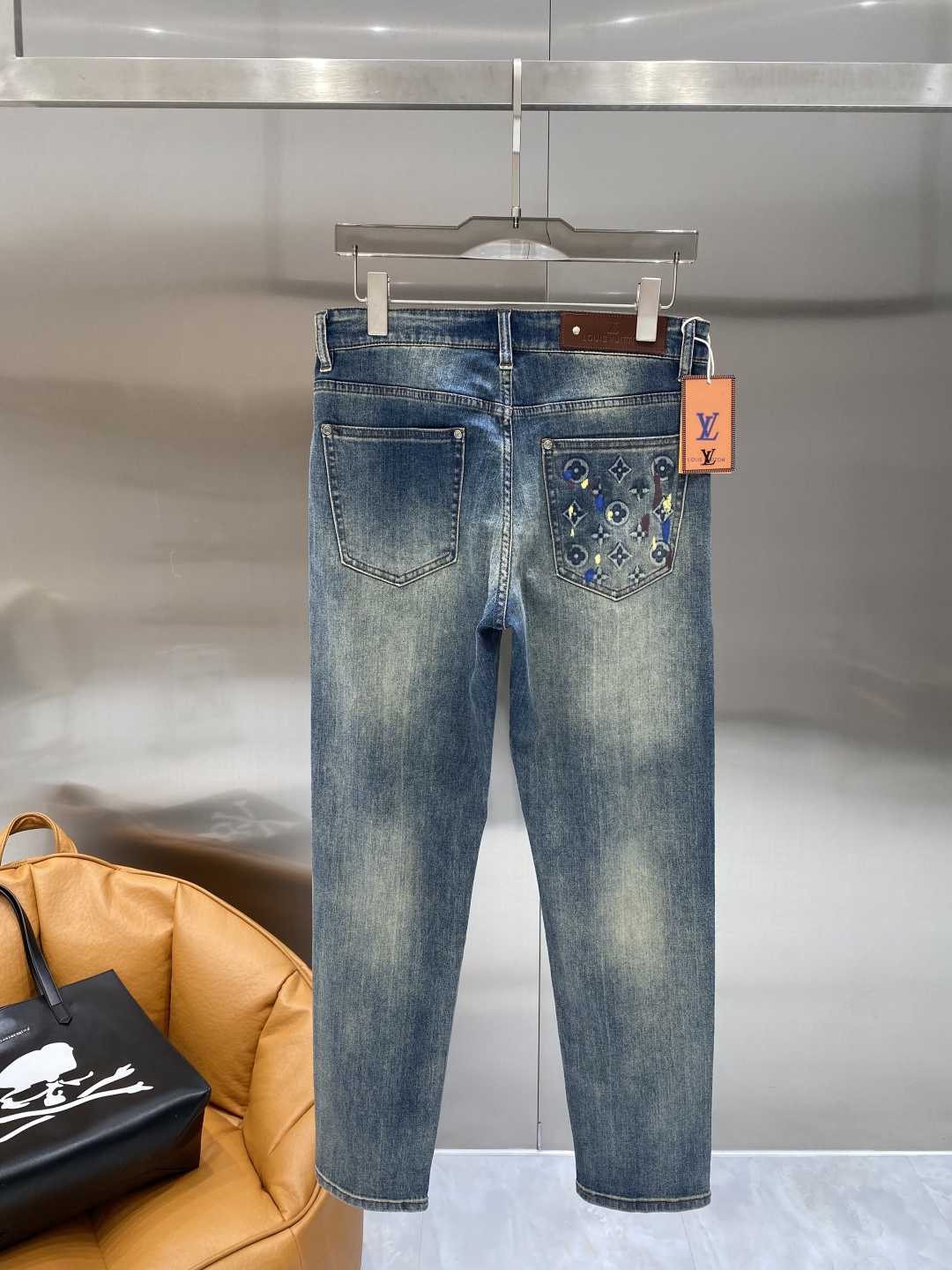 NO:730006,Support after-sales service after the year. 'Donkey Family' 2026 latest jeans. Best-selling models in the counter. Shared taste and value. Very comfortable to wear. Low-key yet luxurious. Very classy to wear. Needless to say the trousers style and cut. The upper body is exquisite and vivid. Really first-class top quality. Really palace-level casual pants, using Turkish cotton. The most famous denim fabric is produced. The quality is outstanding. After heavy washing, the pants are very soft and not picky. The upper body is absolutely stylish.  Extremely luxurious!  Code number 29-36 next day,,louis vuitton,louis vuitton,jeans,19860909支持年后售后 《驴家》 2026最新品牛仔裤 专柜热销款 品味与价值共享 身穿着非常舒适 低调不失奢华 穿出去非常有档次,裤型款式和裁剪亦无需多言 上身精致跃然.真正一等一顶级质料 真正殿堂级的休闲裤,选用土耳其的棉花 生产出最有名的单宁布 品质卓然 经过重水洗使得裤子很柔软 不挑人 上身绝对的有型 极度奢华！码数29-36隔天,,louis vuitton,louis vuitton,jeans,,Men's clothing