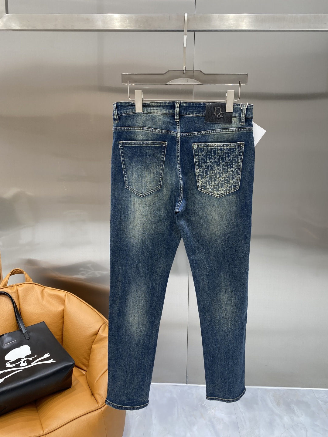 NO:729998,Support after-sales service after the year. 'Dijia' 2026 latest jeans. Best-selling models in the counter. Shared taste and value. Very comfortable to wear. Low-key yet luxurious. Very classy to wear. Needless to say the trousers style and cut. The upper body is exquisite and vivid. Real first-class top quality. Really palace-level casual pants, using Turkish cotton. The most famous denim fabric is produced. The quality is outstanding. After heavy washing, the pants are very soft and not picky. The upper body is absolutely stylish.  Extremely luxurious!  Size 29-36 next day, dior,jeans,19860909支持年后售后 《迪家》 2026最新品牛仔裤 专柜热销款 品味与价值共享 身穿着非常舒适 低调不失奢华 穿出去非常有档次,裤型款式和裁剪亦无需多言 上身精致跃然.真正一等一顶级质料 真正殿堂级的休闲裤,选用土耳其的棉花 生产出最有名的单宁布 品质卓然 经过重水洗使得裤子很柔软 不挑人 上身绝对的有型 极度奢华！码数29-36隔天,,dior,jeans,,Men's clothing