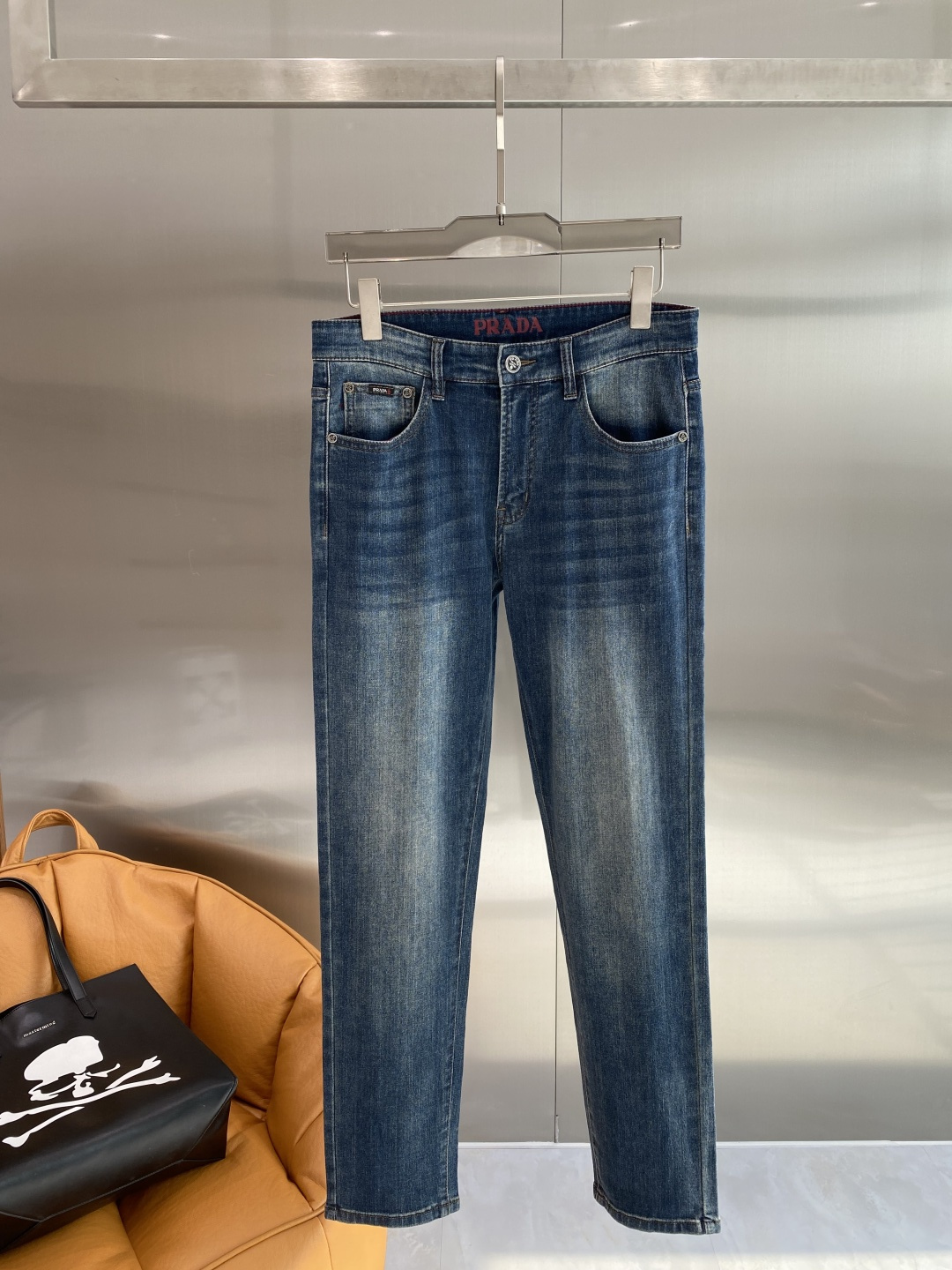 NO:730044,Support after-sales service after the year 'Pujia' 2026 spring style washed casual jeans, imported original washed stretch fabric, comfortable and elastic, unique design, super correct fit, comfortable and breathable, extremely high grade, counter quality, handsome upper body, size 29-36 next day,, prada, jeans,19860909支持年后售后 《普家》 2026春款水洗休闲牛仔裤,进口原版水洗弹力面料,舒适有弹性,独特设计,版型超正,舒适透气,档次极高,专柜品质,上身帅气十足,码数29-36隔天,,prada,jeans,,Men's clothing