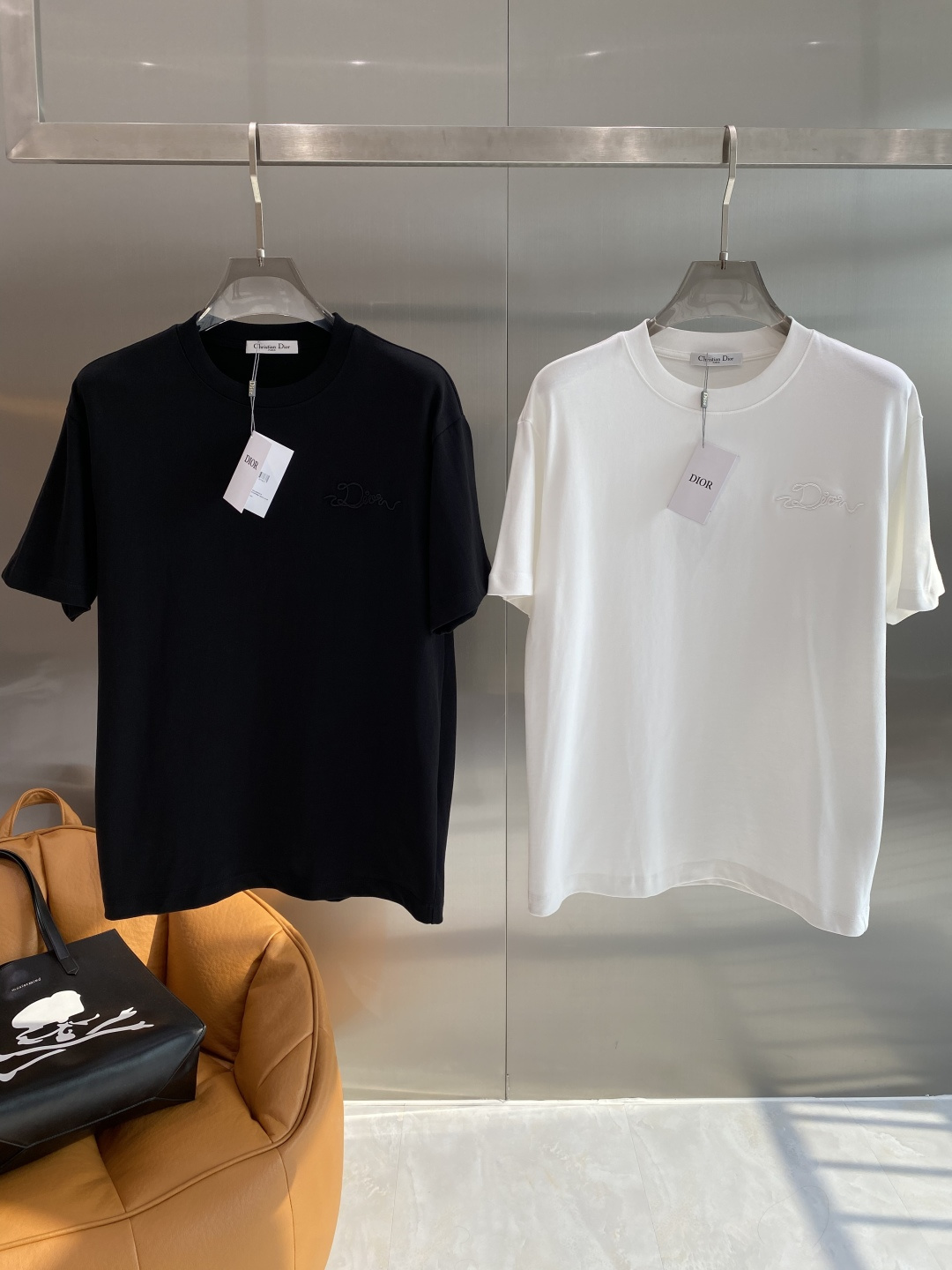 NO:730042,Support after-sales service after the year 'Dijia' 2026ss new fashion casual round neck casual worsted short sleeves luxury classic element design!  Heavy embroidery craftsmanship, counter size S- XXL, next day, dior, T-shirt,19860909支持年后售后 《迪家》 2026ss新品时尚休闲圆领休闲精纺短袖 奢华经典元素设计！刺绣重工的工艺 专柜尺码S- XXL 隔天,,dior,T-shirt,,Men's clothing