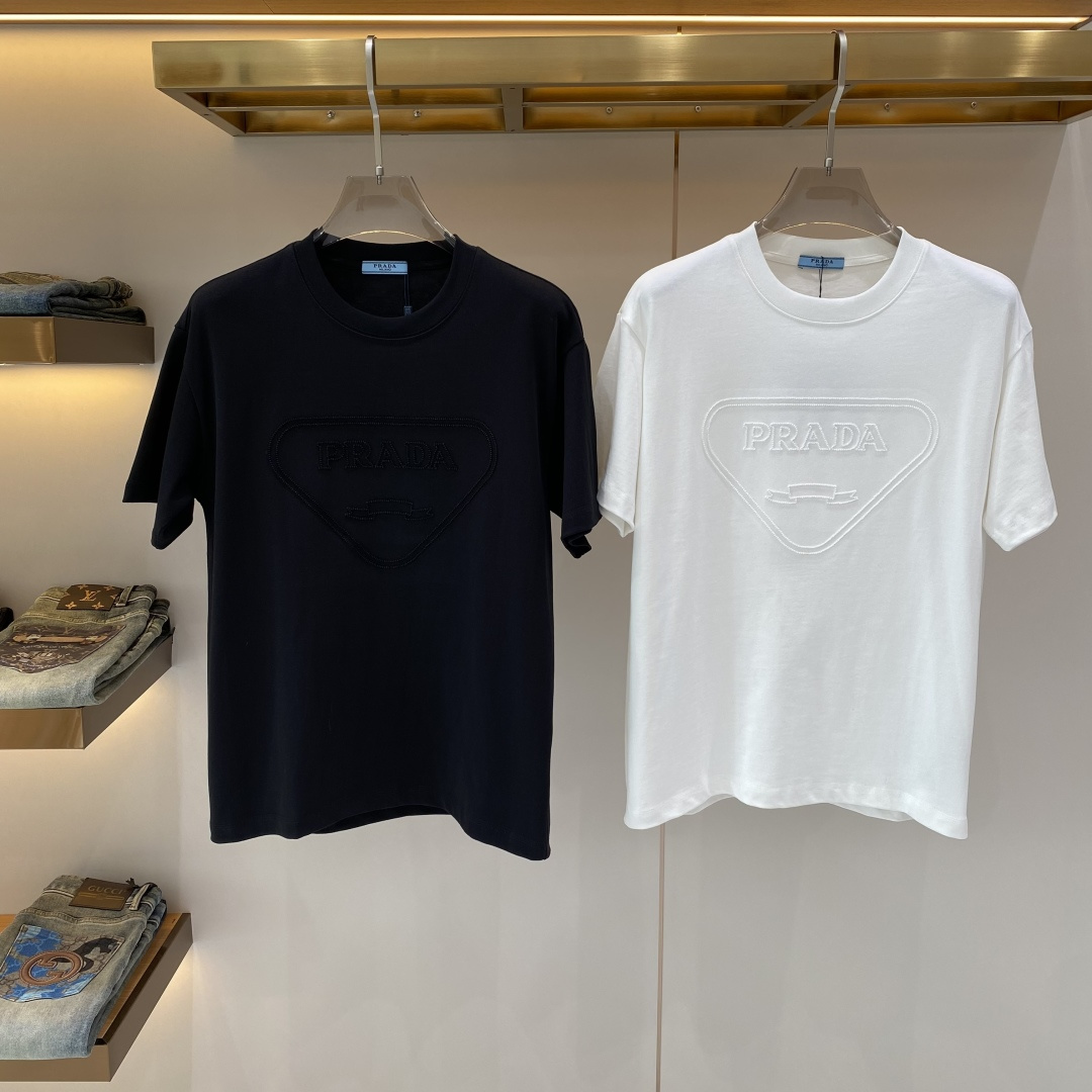 NO:735812,Spring new product after-sales 'Pu Jia' 2026 new launch counter latest short-sleeved round neck T-shirt, high-end custom design, avant-garde and fashionable!  Embroidery brand logo process design, high-end customized fabrics. Soft feel. Comfortable to wear. Counter-level exquisite stitching. Fine workmanship. The upper body effect is incomparably handsome!  A must-have item for a stylish man!  Size S-XXL next day, prada, T-shirt, tees, t-shirt,19860909开春新品售后 《普家》 2026新款首发专柜最新款短袖圆领T恤 高端订制 设计前卫时尚！刺绣品牌logo工艺设计 高端定制面料.手感柔软.穿着舒适.专柜级别精致车线.做工精细.上身效果无敌帅气！型男必备单品！码数S-XXL 隔天,,prada,T-shirt,tees，t-shirt,,Men's clothing