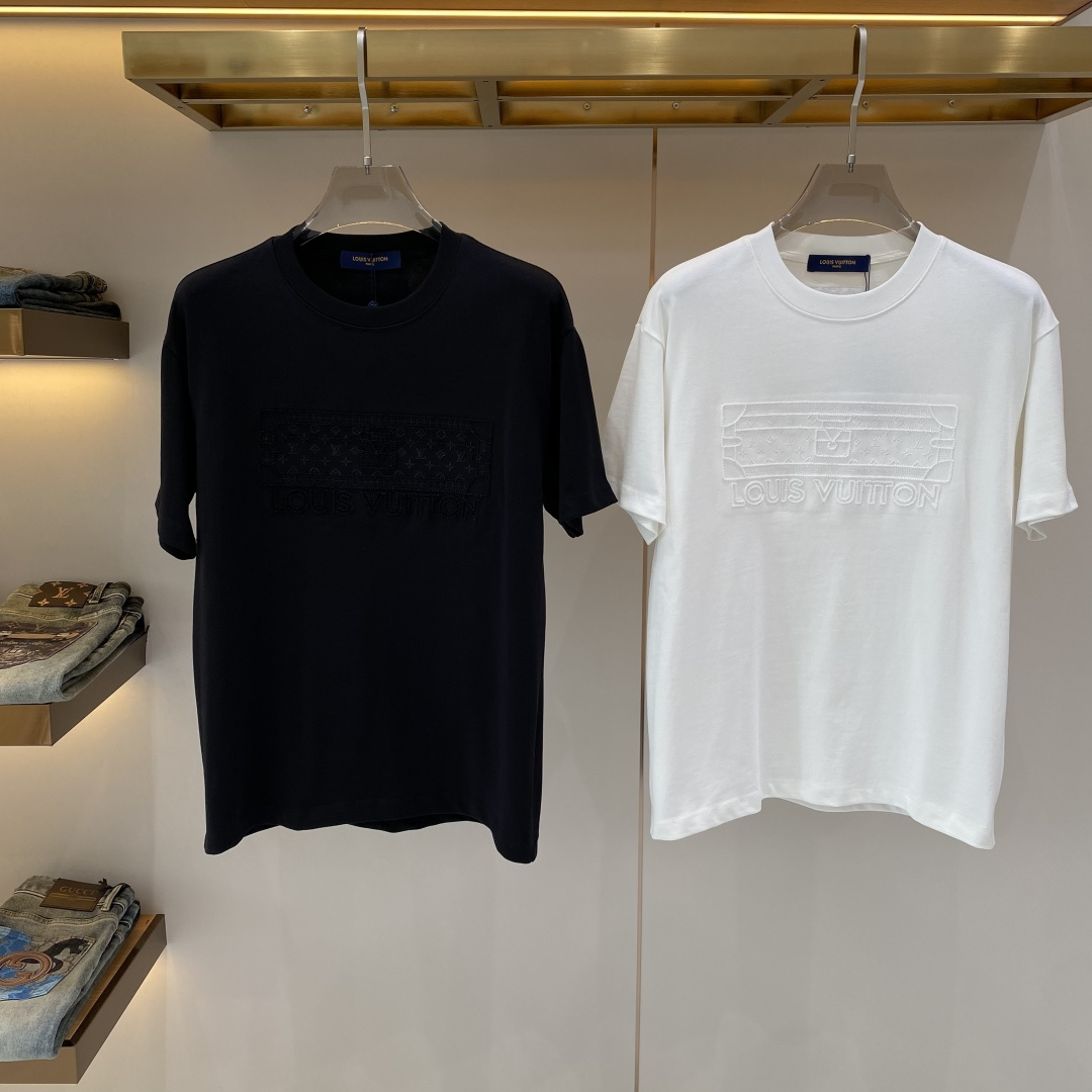 NO:735765,Spring new product after-sales 'Donkey Family' 2026 new launch counter latest short-sleeved round neck T-shirt, high-end custom design, avant-garde and fashionable!  Embroidery brand logo process design, high-end customized fabrics. Soft feel. Comfortable to wear. Counter-level exquisite stitching. Fine workmanship. The upper body effect is incomparably handsome!  A must-have item for a stylish man!  Size S-XXL next day,,louis vuitton,louis vuitton,T-shirt,tees,t-shirt,19860909开春新品售后 《驴家》 2026新款首发专柜最新款短袖圆领T恤 高端订制 设计前卫时尚！刺绣品牌logo工艺设计 高端定制面料.手感柔软.穿着舒适.专柜级别精致车线.做工精细.上身效果无敌帅气！型男必备单品！码数S-XXL 隔天,,louis vuitton,louis vuitton,T-shirt,tees，t-shirt,,Men's clothing