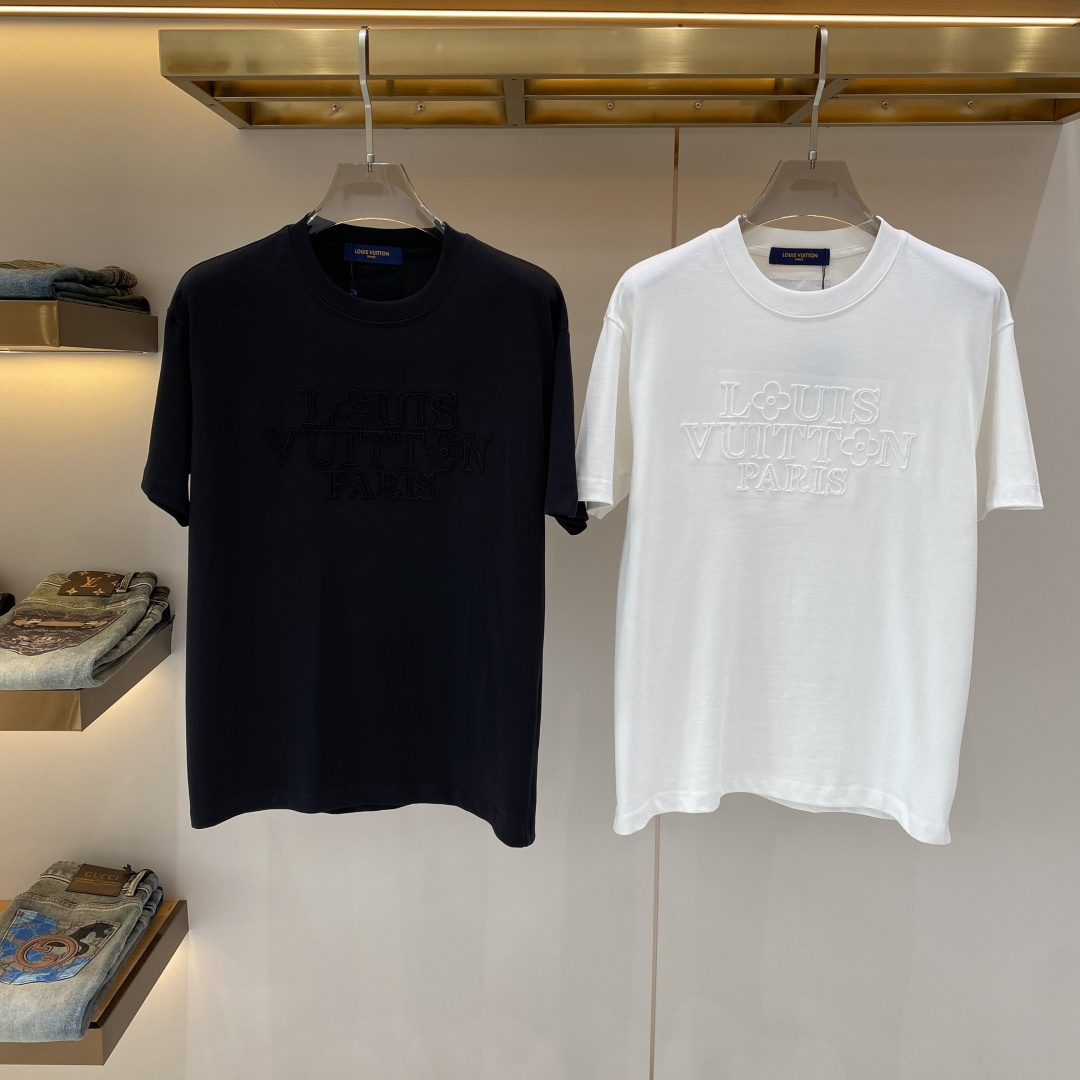 NO:735777,Spring new product after-sales 'Donkey Family' 2026 new launch counter latest short-sleeved round neck T-shirt, high-end custom design, avant-garde and fashionable!  Embroidery brand logo process design, high-end customized fabrics. Soft feel. Comfortable to wear. Counter-level exquisite stitching. Fine workmanship. The upper body effect is incomparably handsome!  A must-have item for a stylish man!  Size S-XXL next day,,louis vuitton,louis vuitton,T-shirt,tees,t-shirt,19860909开春新品售后 《驴家》 2026新款首发专柜最新款短袖圆领T恤 高端订制 设计前卫时尚！刺绣品牌logo工艺设计 高端定制面料.手感柔软.穿着舒适.专柜级别精致车线.做工精细.上身效果无敌帅气！型男必备单品！码数S-XXL 隔天,,louis vuitton,louis vuitton,T-shirt,tees，t-shirt,,Men's clothing