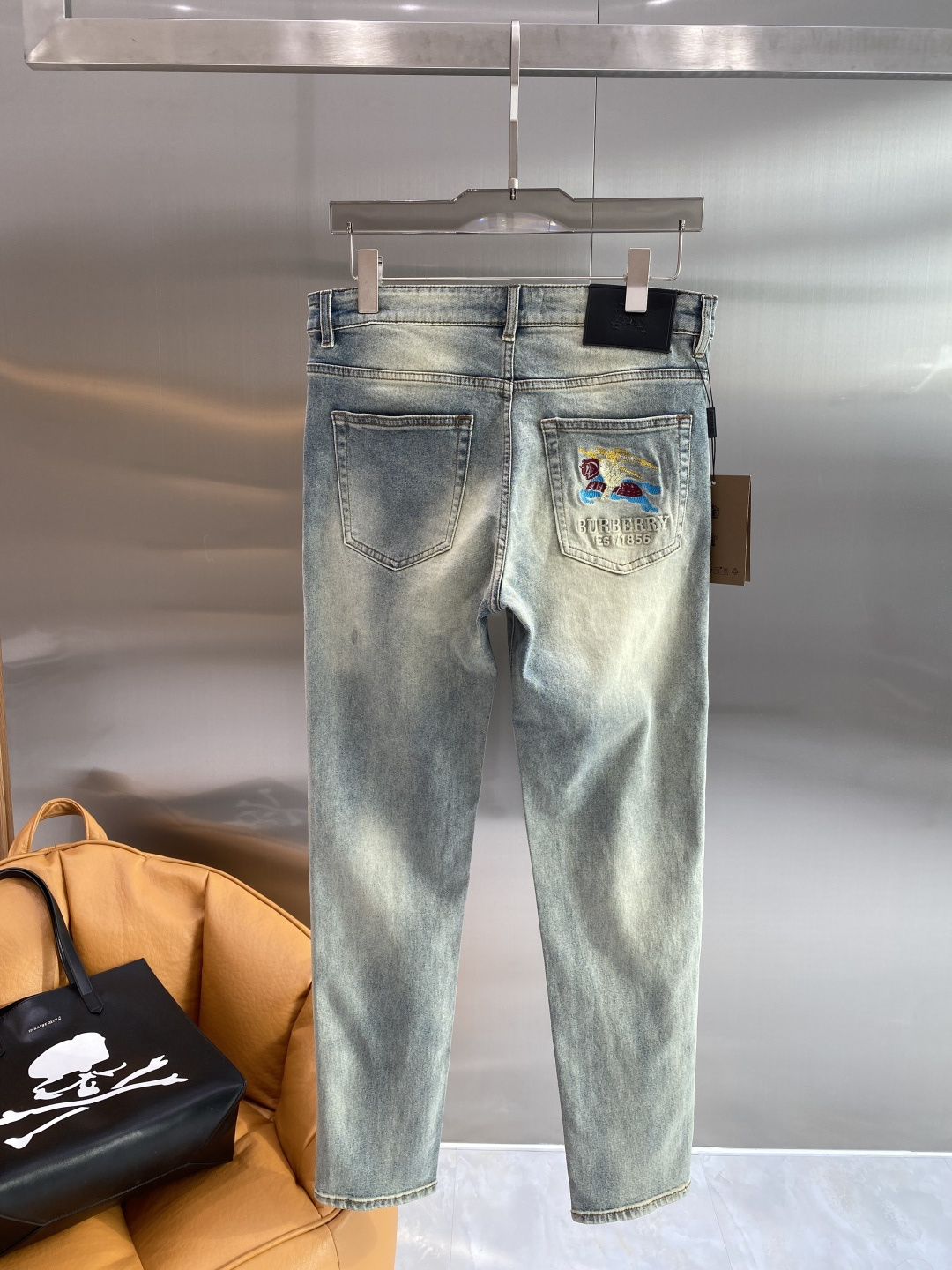 NO:842122,Support after-sales service after the year. 'Bajia' 2026 latest jeans. Best-selling models in the counter. Shared taste and value. Very comfortable to wear. Low-key yet luxurious. Very classy to wear. Needless to say the trousers style and cut. The upper body is exquisite and vivid. Real first-class top quality. Really palace-level casual pants, using Turkish cotton. The most famous denim fabric is produced. The quality is outstanding. After heavy washing, the pants are very soft and not picky. The upper body is absolutely stylish.  Extremely luxurious!  Size 29-36 next day,,burberry,jeans,19860909支持年后售后 《巴家》 2026最新品牛仔裤 专柜热销款 品味与价值共享 身穿着非常舒适 低调不失奢华 穿出去非常有档次,裤型款式和裁剪亦无需多言 上身精致跃然.真正一等一顶级质料 真正殿堂级的休闲裤,选用土耳其的棉花 生产出最有名的单宁布 品质卓然 经过重水洗使得裤子很柔软 不挑人 上身绝对的有型 极度奢华！码数29-36隔天,,burberry,jeans,,Men's clothing