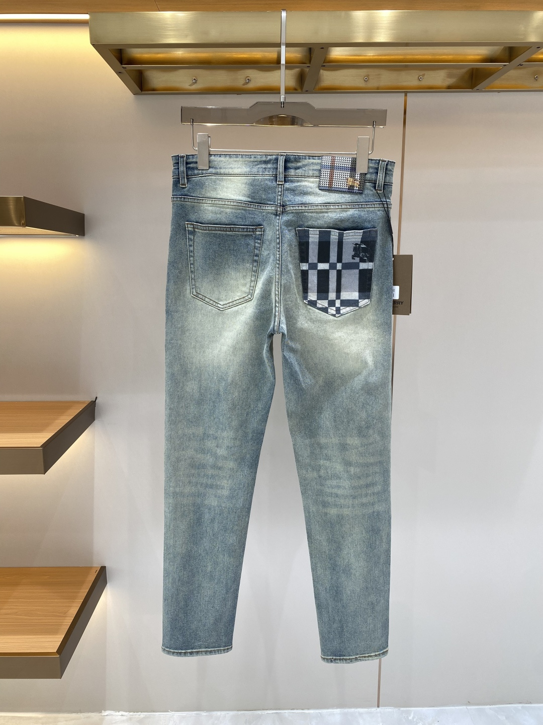 NO:731646,Support after-sales service after the year. 'Bajia' 2026 latest jeans. Best-selling models in the counter. Shared taste and value. Very comfortable to wear. Low-key yet luxurious. Very classy to wear. Needless to say the trousers style and cut. The upper body is exquisite and vivid. Real first-class top quality. Really palace-level casual pants, using Turkish cotton. The most famous denim fabric is produced. The quality is outstanding. After heavy washing, the pants are very soft and not picky. The upper body is absolutely stylish.  Extremely luxurious!  Size 29-36 next day,,burberry,jeans,19860909支持年后售后 《巴家》 2026最新品牛仔裤 专柜热销款 品味与价值共享 身穿着非常舒适 低调不失奢华 穿出去非常有档次,裤型款式和裁剪亦无需多言 上身精致跃然.真正一等一顶级质料 真正殿堂级的休闲裤,选用土耳其的棉花 生产出最有名的单宁布 品质卓然 经过重水洗使得裤子很柔软 不挑人 上身绝对的有型 极度奢华！码数29-36隔天,,burberry,jeans,,Men's clothing