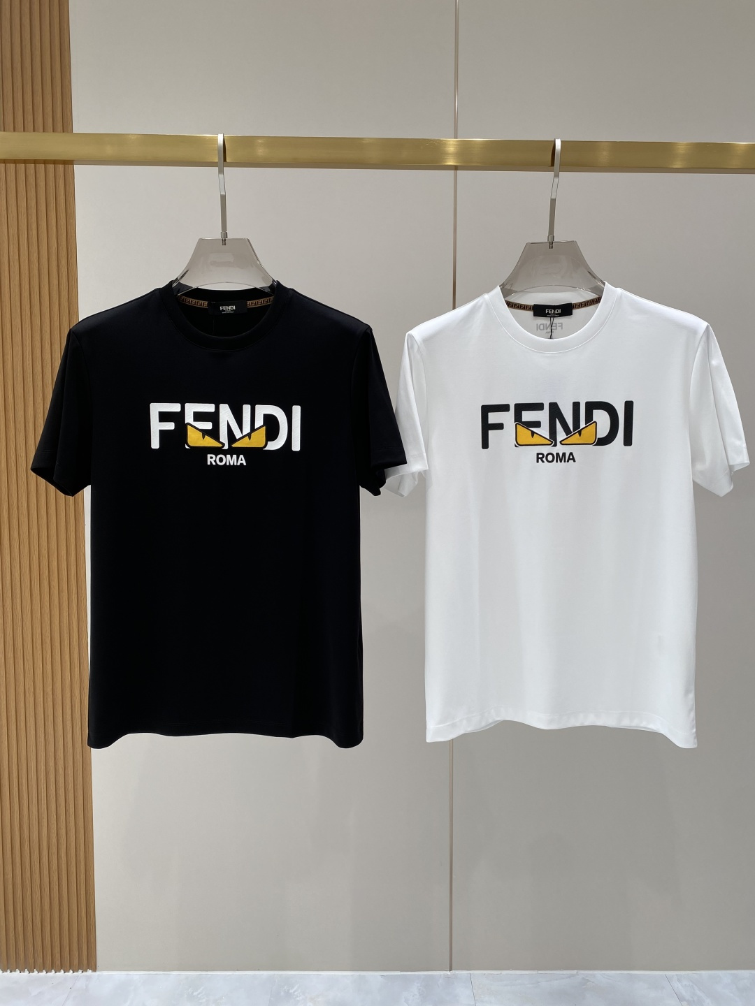 NO:842130,Support after-sales after-sales 'Fenjia' 26SS new spring and summer short-sleeved version. The highest version is customized for customers with high-end mercerized cotton fabric. Simple and fashionable style, the color is super beautiful!  Classic logo design, simple and elegant style!  Full of high-end feel, can be worn in all seasons. Simple European style, simple and elegant, the same style is on sale on the official website. Size M-3XL next day, fendi, T-shirt,19860909支持年后售后 《芬家》 26SS新款春夏短袖 最高版本客供定制高端丝光棉面料 简单时尚款,配色超级好看！经典logo的设计 简单大方的款式！满满的高级感,四季可穿.简欧风格,简洁大气,官网同款在售.码数M-3XL隔天,,fendi,T-shirt,,Men's clothing