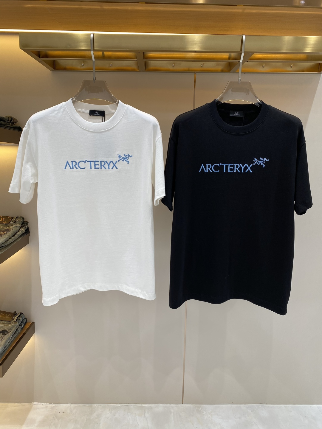 NO:735807,Spring new product after-sales 'Bird House' 2026 new launch counter latest short-sleeved round neck T-shirt high-end custom design avant-garde fashion!  Embroidery brand logo process design, high-end customized fabrics. Soft feel. Comfortable to wear. Counter-level exquisite stitching. Fine workmanship. The upper body effect is incomparably handsome!  A must-have item for a stylish man!  Size S-XXL next day, jil sander, T-shirt, tees, t-shirt,19860909开春新品售后 《鸟家》 2026新款首发专柜最新款短袖圆领T恤 高端订制 设计前卫时尚！刺绣品牌logo工艺设计 高端定制面料.手感柔软.穿着舒适.专柜级别精致车线.做工精细.上身效果无敌帅气！型男必备单品！码数S-XXL 隔天,,jil sander,T-shirt,tees，t-shirt,,Men's clothing