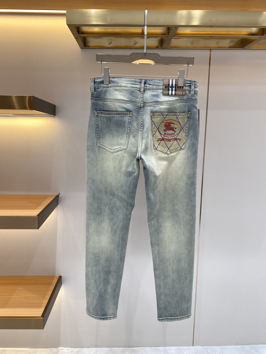 NO:842203,Support after-sales service after the year. 'Bajia' 2026 latest jeans. Best-selling models in the counter. Shared taste and value. Very comfortable to wear. Low-key yet luxurious. Very classy to wear. Needless to say the trousers style and cut. The upper body is exquisite and vivid. Real first-class top quality. Really palace-level casual pants, using Turkish cotton. The most famous denim fabric is produced. The quality is outstanding. After heavy washing, the pants are very soft and not picky. The upper body is absolutely stylish.  Extremely luxurious!  Size 29-36 next day,,burberry,jeans,19860909支持年后售后 《巴家》 2026最新品牛仔裤 专柜热销款 品味与价值共享 身穿着非常舒适 低调不失奢华 穿出去非常有档次,裤型款式和裁剪亦无需多言 上身精致跃然.真正一等一顶级质料 真正殿堂级的休闲裤,选用土耳其的棉花 生产出最有名的单宁布 品质卓然 经过重水洗使得裤子很柔软 不挑人 上身绝对的有型 极度奢华！码数29-36隔天,,burberry,jeans,,Men's clothing