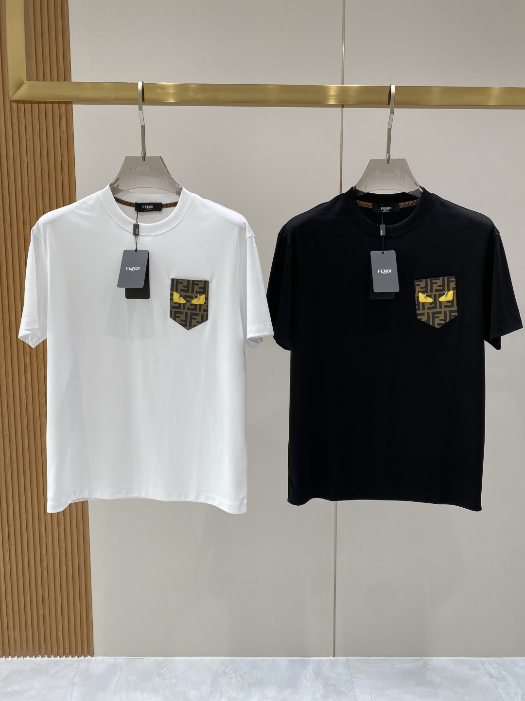NO:842131,Support after-sales after-sales 'Fenjia' 26SS new spring and summer short-sleeved version. The highest version is customized for customers with high-end mercerized cotton fabric. Simple and fashionable style, the color is super beautiful!  Classic logo design, simple and elegant style!  Full of high-end feel, can be worn in all seasons. Simple European style, simple and elegant, the same style is on sale on the official website. Size M-3XL next day, fendi, T-shirt,19860909支持年后售后 《芬家》 26SS新款春夏短袖 最高版本客供定制高端丝光棉面料 简单时尚款,配色超级好看！经典logo的设计 简单大方的款式！满满的高级感,四季可穿.简欧风格,简洁大气,官网同款在售.码数M-3XL隔天,,fendi,T-shirt,,Men's clothing