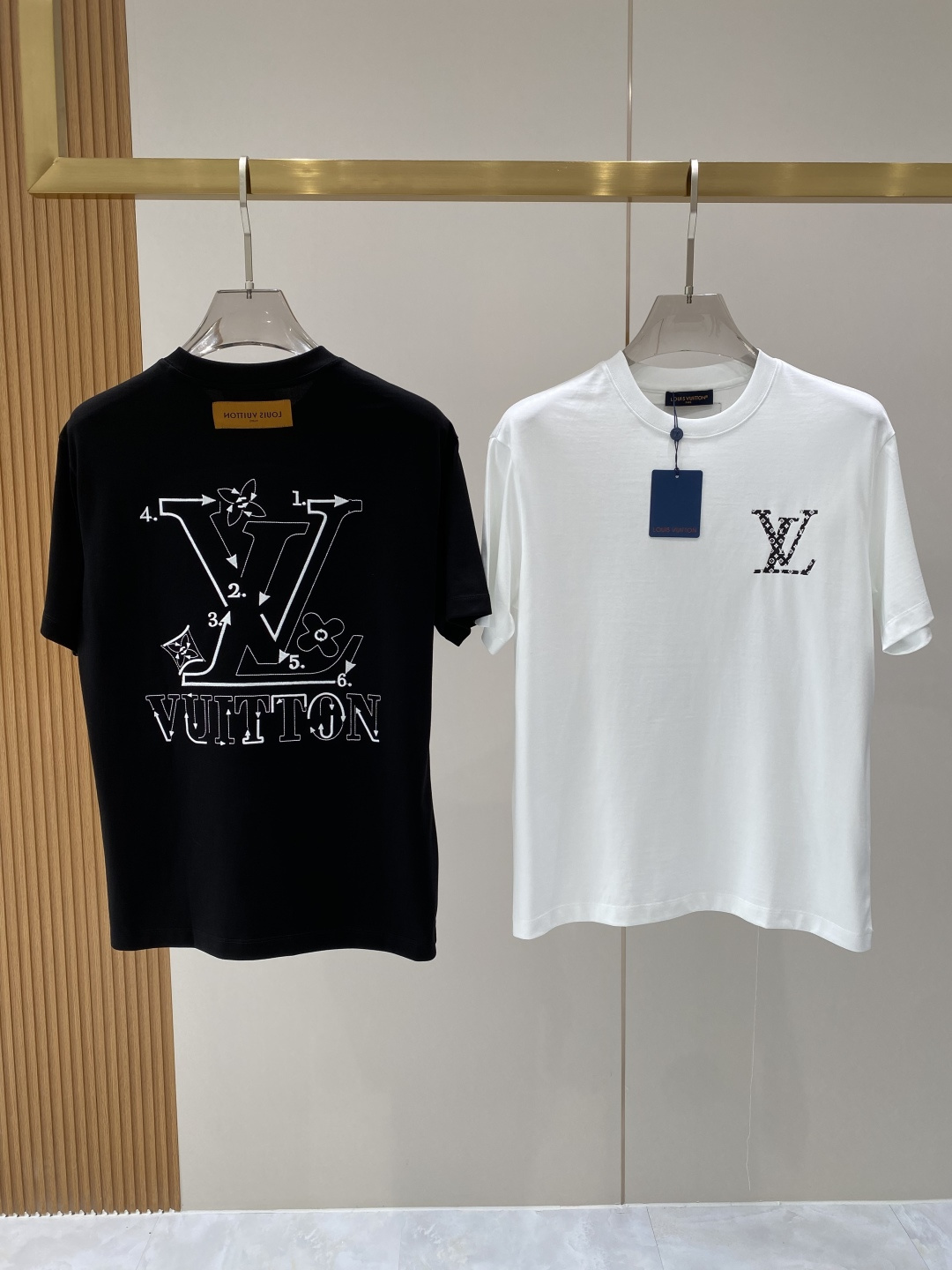 NO:842136,Support after-sales after-sales service 'Lvjia' 26SS new spring and summer short-sleeved version, the highest version of custom-made high-end mercerized cotton fabric, simple and fashionable, the color is super beautiful!  Classic logo design, simple and elegant style!  Full of high-end feel, can be worn in all seasons. Simple European style, simple and elegant, the same style is on sale on the official website. Size M-3XL next day, louis vuitton, louis vuitton, T-shirt,19860909支持年后售后 《驴家》 26SS新款春夏短袖 最高版本客供定制高端丝光棉面料 简单时尚款,配色超级好看！经典logo的设计 简单大方的款式！满满的高级感,四季可穿.简欧风格,简洁大气,官网同款在售.码数M-3XL隔天,,louis vuitton,louis vuitton,T-shirt,,Men's clothing