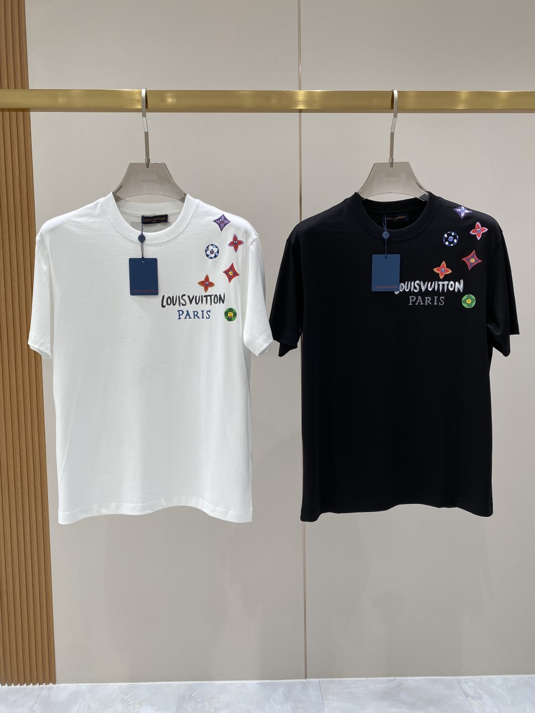 NO:728646,Support after-sales after-sales service 'Lvjia' 26SS new spring and summer short-sleeved version, the highest version of custom-made high-end mercerized cotton fabric, simple and fashionable, the color is super beautiful!  Classic logo design, simple and elegant style!  Full of high-end feel, can be worn in all seasons. Simple European style, simple and elegant, the same style is on sale on the official website. Size M-3XL next day, louis vuitton, louis vuitton, T-shirt,19860909支持年后售后 《驴家》 26SS新款春夏短袖 最高版本客供定制高端丝光棉面料 简单时尚款,配色超级好看！经典logo的设计 简单大方的款式！满满的高级感,四季可穿.简欧风格,简洁大气,官网同款在售.码数M-3XL隔天,,louis vuitton,louis vuitton,T-shirt,,Men's clothing