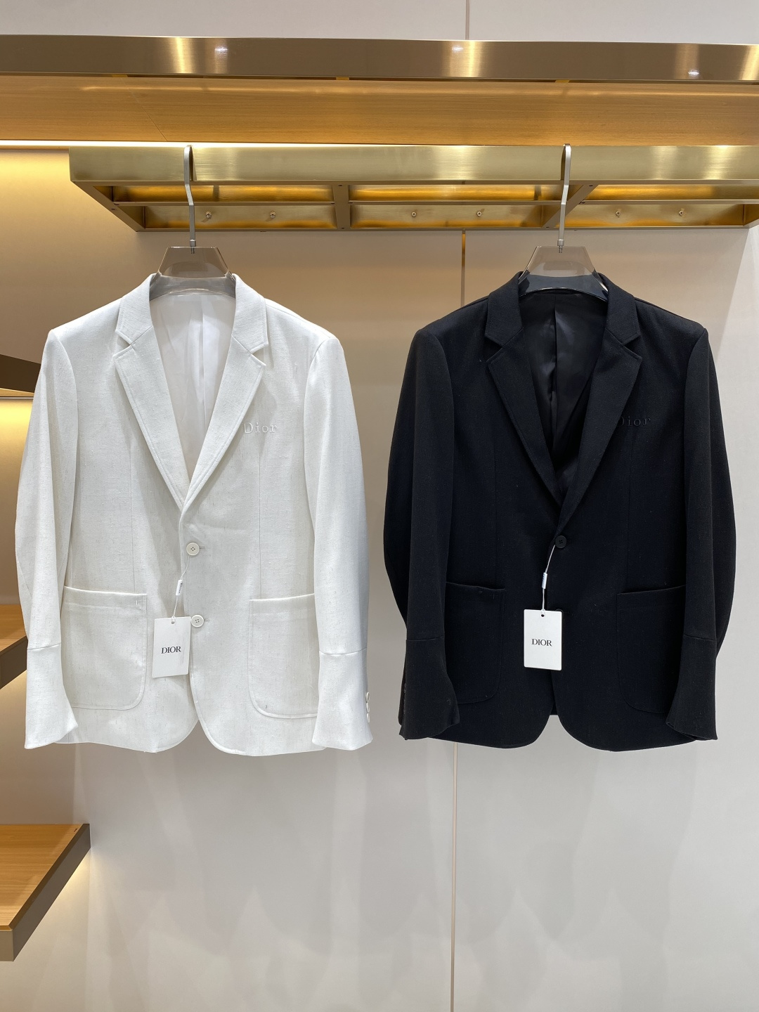 NO:730097,Support after-sales service after the New Year 'Dijia' 26SS classic solid color hidden button two suit suit, exquisite embellishment, extremely exquisite workmanship, fine and well-proportioned wiring, no excess threads, fully hemmed inside, customized imported nylon fiber blended fabric, slim and stylish high-quality fashion, the best product for various occasions, whether it is business or leisure time!  Size M-XXXL next day, dior, business suit,19860909支持年后售后 《迪家》 26SS经典净色暗扣两粒西装西服,精致点缀,做工极其精湛,走线细密匀称,无多余线头,内里全包边,定制进口锦纶纤维混纺面料,修身有型的高品质时装,无论是商务还是休闲时候都能胜任各种场合的最佳强货！ 码数M-XXXL隔天,,dior,business suit,,Men's clothing