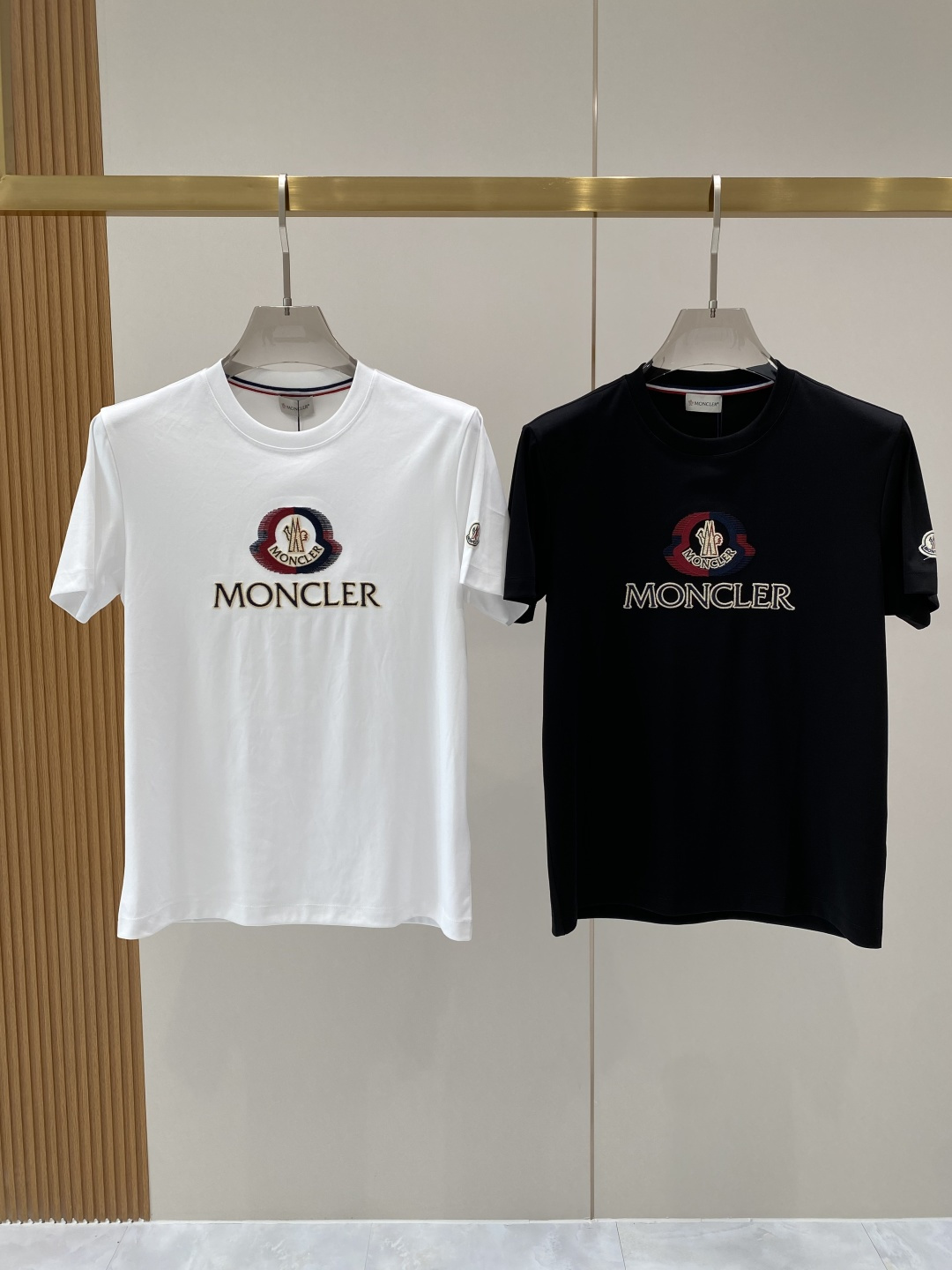 NO:730060,Support after-sales after-sales 'Mengjia' 26SS new spring and summer short-sleeved version. The highest version is customized with high-end mercerized cotton fabric. Simple and fashionable style, the color is super beautiful!  Classic logo design, simple and elegant style!  Full of high-end feel, can be worn in all seasons. Simple European style, simple and elegant, the same style is on sale on the official website. Size M-3XL, next day, T-shirt,19860909支持年后售后 《蒙家》 26SS新款春夏短袖 最高版本客供定制高端丝光棉面料 简单时尚款,配色超级好看！经典logo的设计 简单大方的款式！满满的高级感,四季可穿.简欧风格,简洁大气,官网同款在售.码数M-3XL隔天,,T-shirt,,Men's clothing