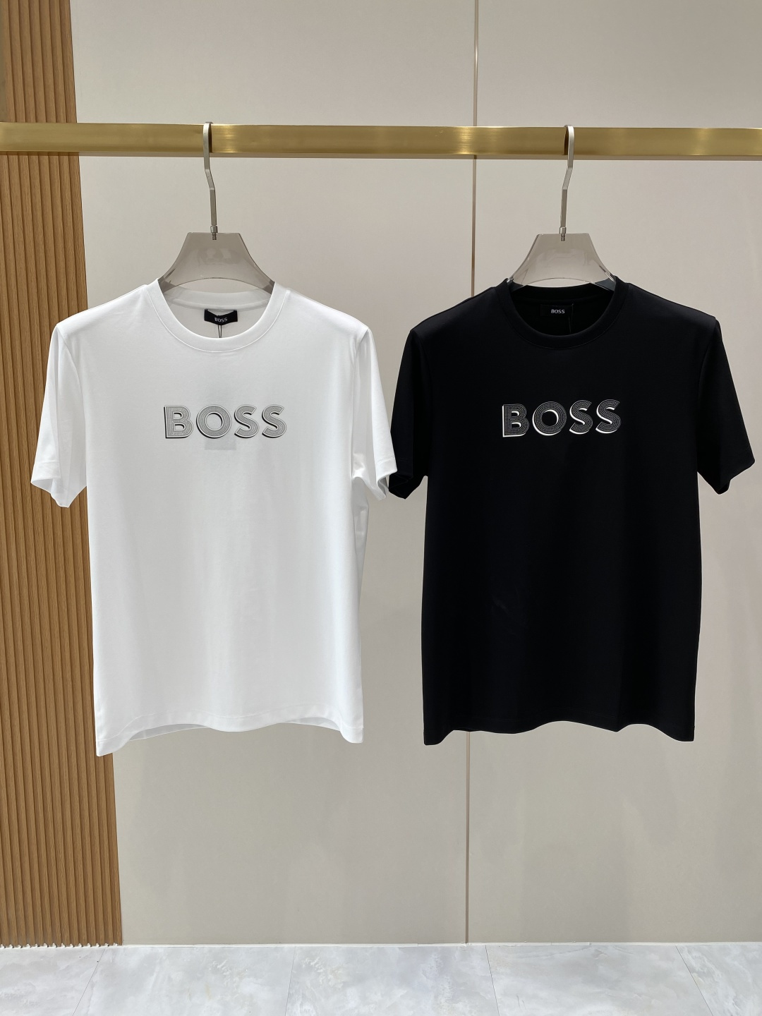 NO:730057,Support after-sales service after the new year 'BOSS Home' 26SS new spring and summer short-sleeved, the highest version of custom-made high-end mercerized cotton fabric, simple and fashionable, the color is super beautiful!  Classic logo design, simple and elegant style!  Full of high-end feel, can be worn in all seasons. Simple European style, simple and elegant, the same style is on sale on the official website. Size M-3XL, next day, T-shirt,19860909支持年后售后 《BOSS家》 26SS新款春夏短袖 最高版本客供定制高端丝光棉面料 简单时尚款,配色超级好看！经典logo的设计 简单大方的款式！满满的高级感,四季可穿.简欧风格,简洁大气,官网同款在售.码数M-3XL隔天,,T-shirt,,Men's clothing