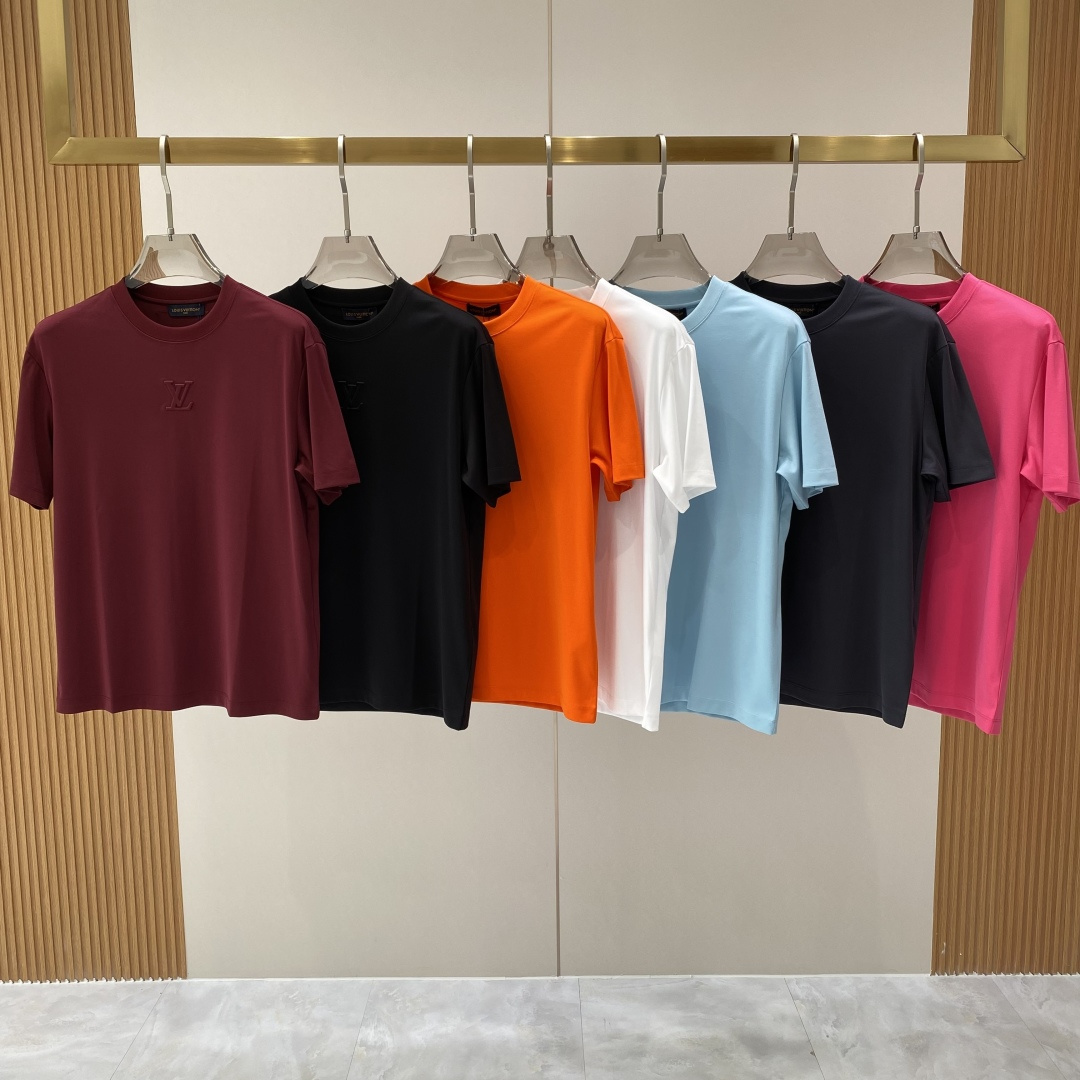 NO:730072,Support after-sales service after the year. 'Donkey Family' 2026SS latest spring and summer short-sleeved T-shirt, mercerized cotton, handsome and fashionable, top pattern letters on the chest, simple and versatile. The fabric cotton is not only crisp and maintains the trendy silhouette, but also comfortable to wear, and the yarn is more delicate. The size is M-3XL. The next day,, louis vuitton, louis vuitton, T-shirt, tees, t-shirt,19860909支持年后售后 《驴家》 2026SS最新款春夏短袖T恤,丝光棉 帅气时尚,胸口顶级图案字母,简约百搭款.面料棉 不仅挺括,保持潮流的廓形,又穿着舒适,纱织更细腻,码数M-3XL 隔天,,louis vuitton,louis vuitton,T-shirt,tees，t-shirt,,Men's clothing