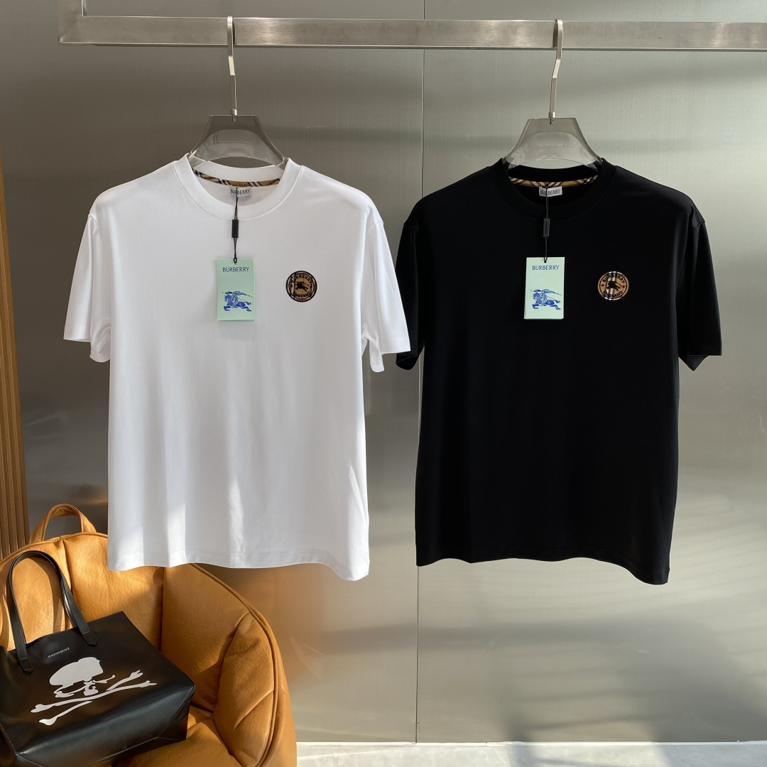 NO:730068,Support after-sales service after the year 'Bajia' 2026SS latest spring and summer short-sleeved T-shirt, mercerized cotton, handsome and fashionable, top pattern letters on the chest, simple and versatile. The fabric cotton is not only crisp and maintains the trendy silhouette, but also comfortable to wear, the yarn is more delicate, the size is M-3XL, burberry, T-shirt, tees, t-shirt,19860909支持年后售后 《巴家》 2026SS最新款春夏短袖T恤,丝光棉 帅气时尚,胸口顶级图案字母,简约百搭款.面料棉 不仅挺括,保持潮流的廓形,又穿着舒适,纱织更细腻,码数M-3XL 隔天,,burberry,T-shirt,tees，t-shirt,,Men's clothing