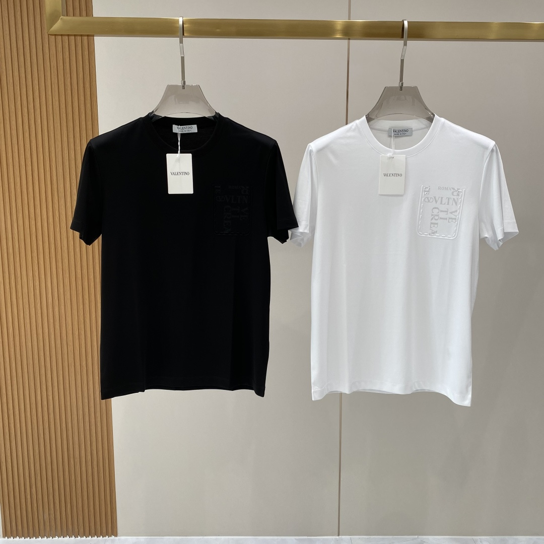 NO:730063,Support after-sales service after the year 'Warren Family' 2026SS latest spring and summer short-sleeved T-shirt, mercerized cotton, handsome and fashionable, top pattern letters on the chest, simple and versatile. The fabric cotton is not only crisp and maintains the trendy silhouette, but also comfortable to wear, the yarn is more delicate, size M-3XL, next day, valentino, T-shirt, tees, t-shirt,19860909支持年后售后 《华伦家》 2026SS最新款春夏短袖T恤,丝光棉 帅气时尚,胸口顶级图案字母,简约百搭款.面料棉 不仅挺括,保持潮流的廓形,又穿着舒适,纱织更细腻,码数M-3XL 隔天,,valentino,T-shirt,tees，t-shirt,,Men's clothing