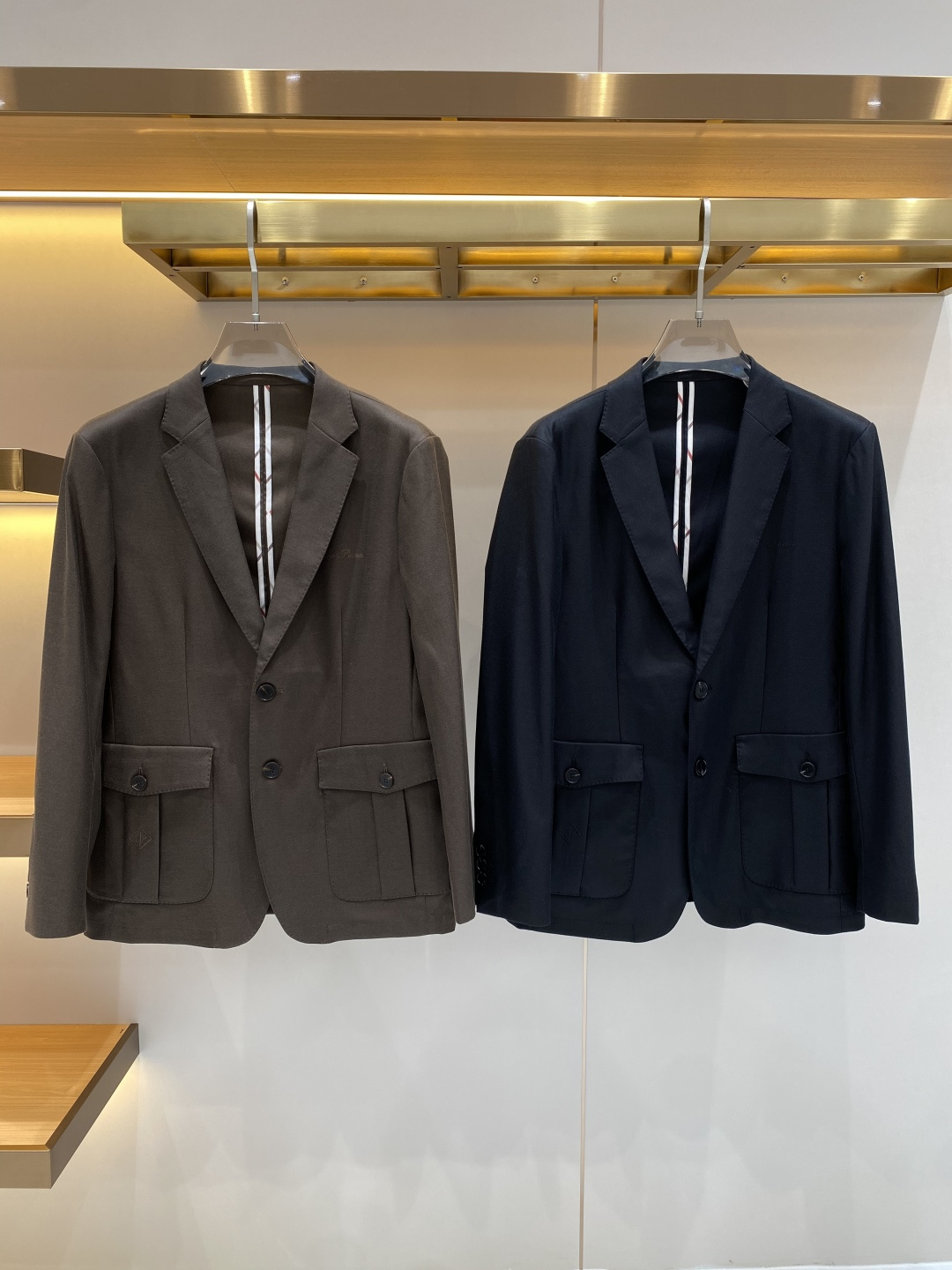 NO:730103,Support after-sales service after the year 'LP Home' 26SS classic solid color concealed button two suit suit, exquisite embellishment, extremely exquisite workmanship, fine and well-proportioned wiring, no excess threads, fully hemmed inside, customized imported nylon fiber blended fabric, slim and stylish high-quality fashion, the best product for various occasions, whether for business or leisure!  Size M-XXXL next day,,loro piana,business suit,19860909支持年后售后 《LP家》 26SS经典净色暗扣两粒西装西服,精致点缀,做工极其精湛,走线细密匀称,无多余线头,内里全包边,定制进口锦纶纤维混纺面料,修身有型的高品质时装,无论是商务还是休闲时候都能胜任各种场合的最佳强货！ 码数M-XXXL隔天,,loro piana,business suit,,Men's clothing