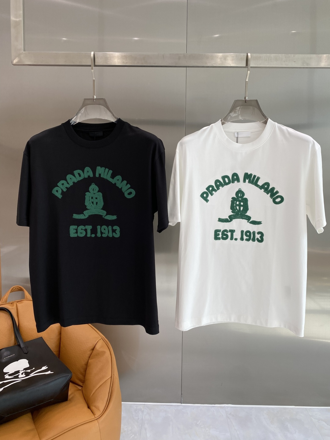 NO:730078,Support after-sales service after the new year 'Pujia' 26SS new spring and summer short-sleeved, the highest version of custom-made high-end mercerized cotton fabric, simple and fashionable, the color is super beautiful!  Classic logo design, simple and elegant style!  Full of high-end sense, can be worn in all seasons. Simple European style, simple and elegant, the same style is on sale on the official website. Size M-3XL next day, prada, T-shirt,19860909支持年后售后 《普家》 26SS新款春夏短袖 最高版本客供定制高端丝光棉面料 简单时尚款,配色超级好看！经典logo的设计 简单大方的款式！满满的高级感,四季可穿.简欧风格,简洁大气,官网同款在售.码数M-3XL隔天,,prada,T-shirt,,Men's clothing