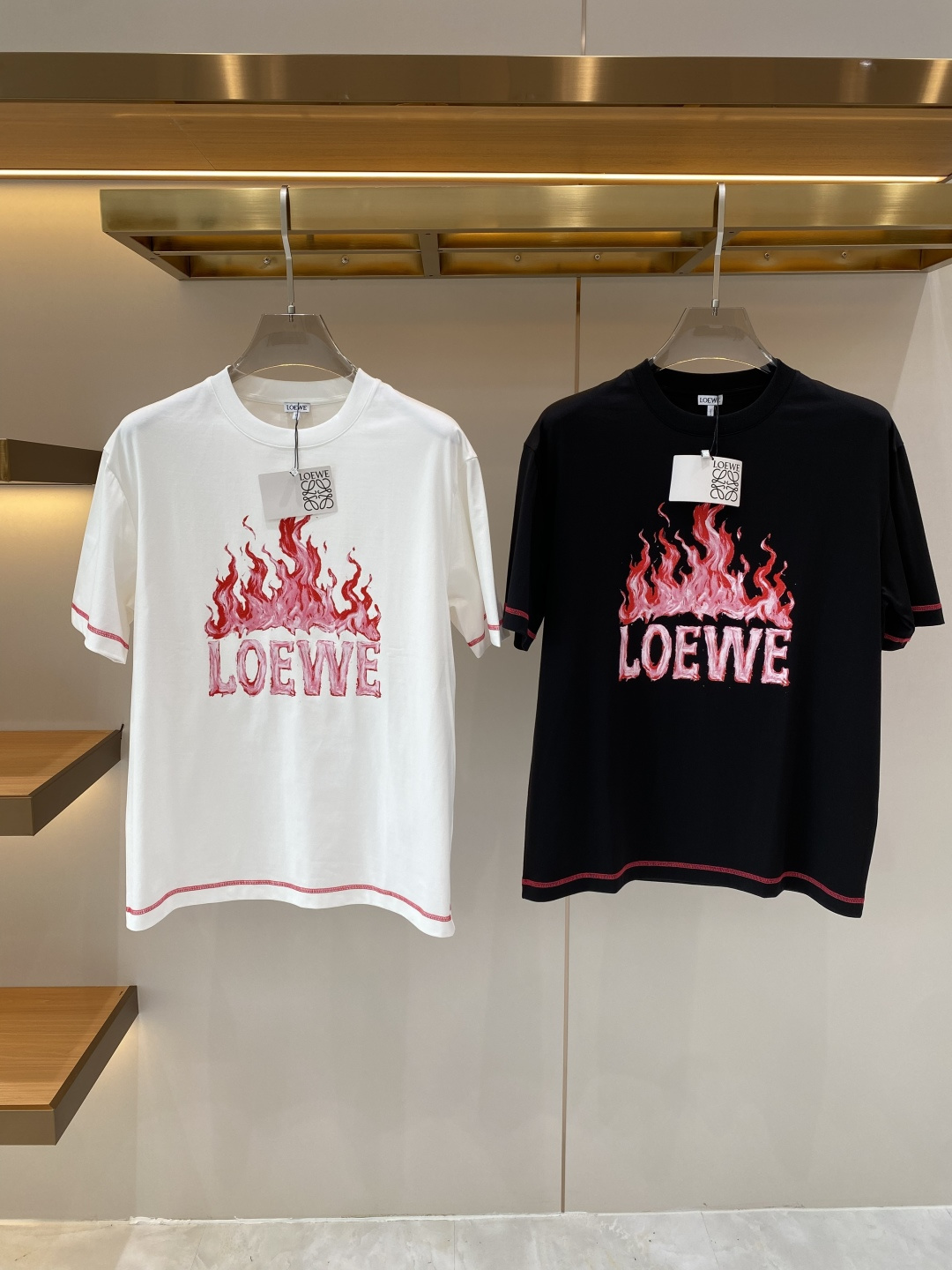 NO:730084,Support after-sales after-sales 'Luojia' 26SS new spring and summer short-sleeved version. The highest version is customized for customers with high-end mercerized cotton fabric. Simple and fashionable style, the color is super beautiful!  Classic logo design, simple and elegant style!  Full of high-end sense, can be worn in all seasons. Simple European style, simple and elegant, the same style is on sale on the official website. Size M-3XL next day, loewe, T-shirt,19860909支持年后售后 《罗家》 26SS新款春夏短袖 最高版本客供定制高端丝光棉面料 简单时尚款,配色超级好看！经典logo的设计 简单大方的款式！满满的高级感,四季可穿.简欧风格,简洁大气,官网同款在售.码数M-3XL隔天,,loewe,T-shirt,,Men's clothing