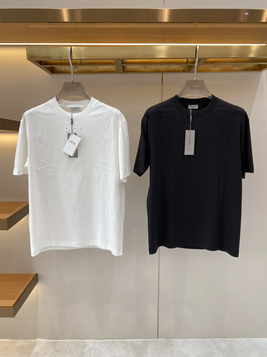 NO:730096,Support after-sales after-sales 'Dijia' 26SS new spring and summer short-sleeved version. The highest version is customized with high-end mercerized cotton fabric. Simple and fashionable style, the color is super beautiful!  Classic logo design, simple and elegant style!  Full of high-end sense, can be worn in all seasons. Simple European style, simple and elegant, the same style is on sale on the official website. Size M-3XL next day, dior, T-shirt,19860909支持年后售后 《迪家》 26SS新款春夏短袖 最高版本客供定制高端丝光棉面料 简单时尚款,配色超级好看！经典logo的设计 简单大方的款式！满满的高级感,四季可穿.简欧风格,简洁大气,官网同款在售.码数M-3XL隔天,,dior,T-shirt,,Men's clothing