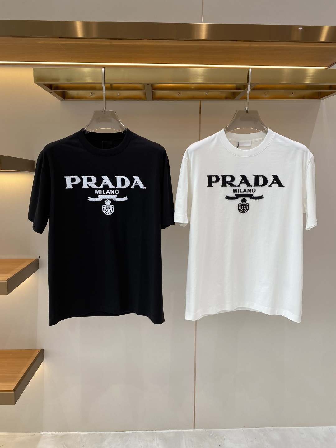 NO:730108,Support after-sales after-sales 'Pujia' 2026 new launch counter latest short-sleeved round neck T-shirt, high-end custom design, avant-garde and fashionable!  Embroidery brand logo process design, high-end customized fabrics. Soft feel. Comfortable to wear. Counter-level exquisite stitching. Fine workmanship. The upper body effect is incomparably handsome!  A must-have item for a stylish man!  Size M-3XL next day, prada, T-shirt, tees, t-shirt,19860909支持年后售后 《普家》 2026新款首发专柜最新款短袖圆领T恤 高端订制 设计前卫时尚！刺绣品牌logo工艺设计 高端定制面料.手感柔软.穿着舒适.专柜级别精致车线.做工精细.上身效果无敌帅气！型男必备单品！码数M-3XL 隔天,,prada,T-shirt,tees，t-shirt,,Men's clothing