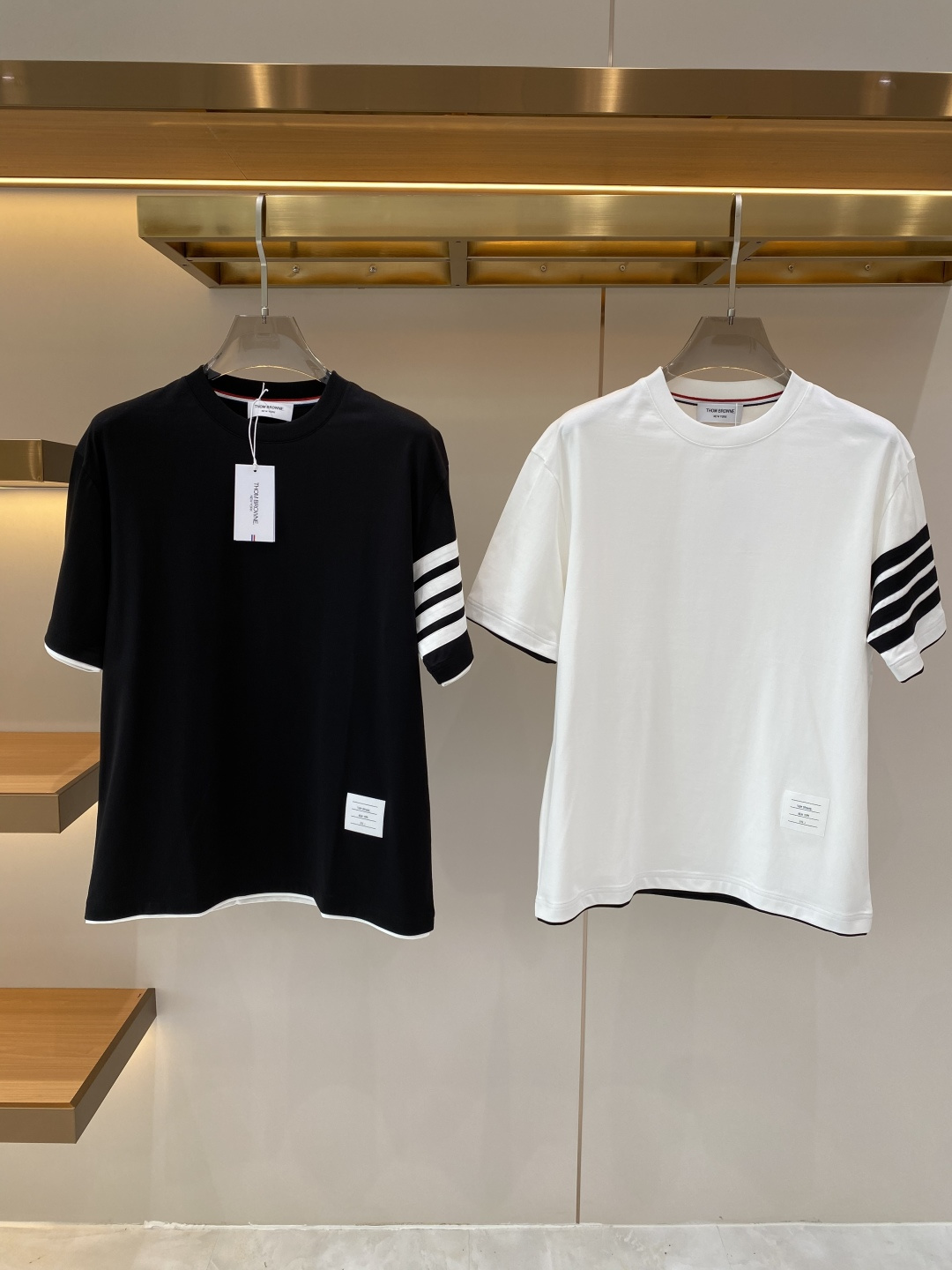 NO:730114,Support after-sales after-sales 'TB Home' 2026 new launch counter latest short-sleeved round neck T-shirt, high-end custom design, avant-garde and fashionable!  Brand logo craft design, high-end customized fabrics. Soft to the touch. Comfortable to wear. Counter-level exquisite stitching. Fine workmanship. The upper body effect is incomparably handsome!  A must-have item for a stylish man!  Size M-3XL next day, T-shirt, tees, t-shirt,19860909支持年后售后 《TB家》 2026新款首发专柜最新款短袖圆领T恤 高端订制 设计前卫时尚！品牌logo工艺设计 高端定制面料.手感柔软.穿着舒适.专柜级别精致车线.做工精细.上身效果无敌帅气！型男必备单品！码数M-3XL 隔天,,T-shirt,tees，t-shirt,,Men's clothing