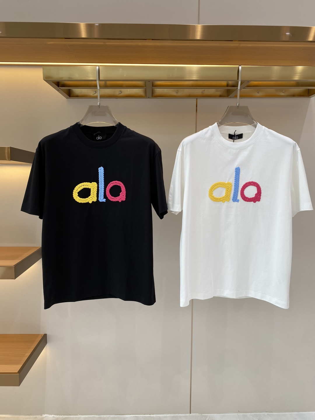 NO:730073,Support after-sales service after the year 'alo home' 2026 new launch counter latest short-sleeved round neck T-shirt high-end custom design avant-garde fashion!  Brand logo craft design, high-end customized fabrics. Soft to the touch. Comfortable to wear. Counter-level exquisite stitching. Fine workmanship. The upper body effect is incomparably handsome!  A must-have item for a stylish man!  Size M-3XL next day, T-shirt, tees, t-shirt,19860909支持年后售后 《alo 家》 2026新款首发专柜最新款短袖圆领T恤 高端订制 设计前卫时尚！品牌logo工艺设计 高端定制面料.手感柔软.穿着舒适.专柜级别精致车线.做工精细.上身效果无敌帅气！型男必备单品！码数M-3XL 隔天,,T-shirt,tees，t-shirt,,Men's clothing