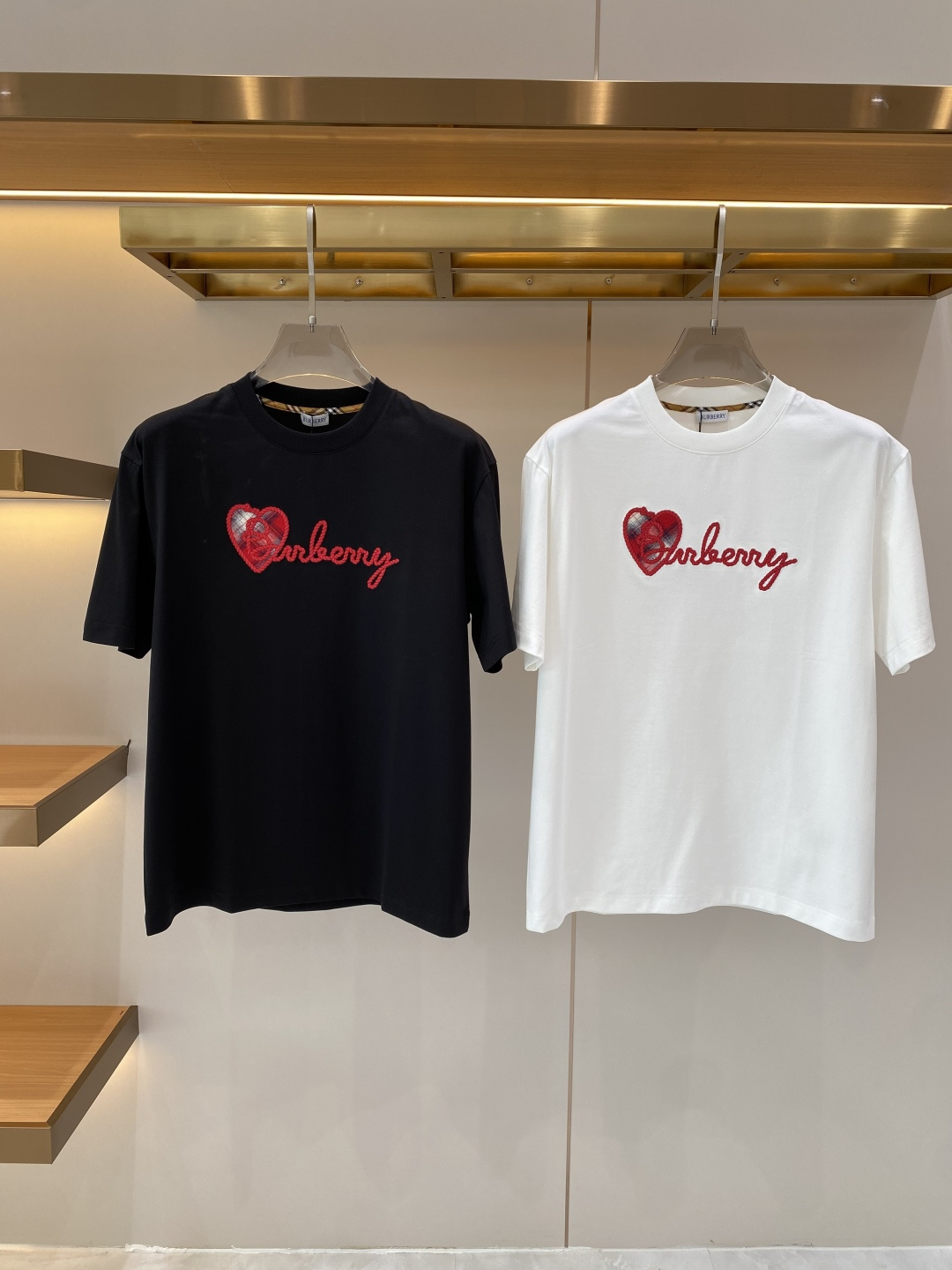 NO:730127,Support after-sales service after the year 'Bajia' 2026 new launch counter latest short-sleeved round neck T-shirt high-end custom design avant-garde fashion!  Brand logo craft design, high-end customized fabrics. Soft to the touch. Comfortable to wear. Counter-level exquisite stitching. Fine workmanship. The upper body effect is incomparably handsome!  A must-have item for a stylish man!  Size M-3XL next day, burberry, T-shirt, tees, t-shirt,19860909支持年后售后 《巴家》 2026新款首发专柜最新款短袖圆领T恤 高端订制 设计前卫时尚！品牌logo工艺设计 高端定制面料.手感柔软.穿着舒适.专柜级别精致车线.做工精细.上身效果无敌帅气！型男必备单品！码数M-3XL 隔天,,burberry,T-shirt,tees，t-shirt,,Men's clothing