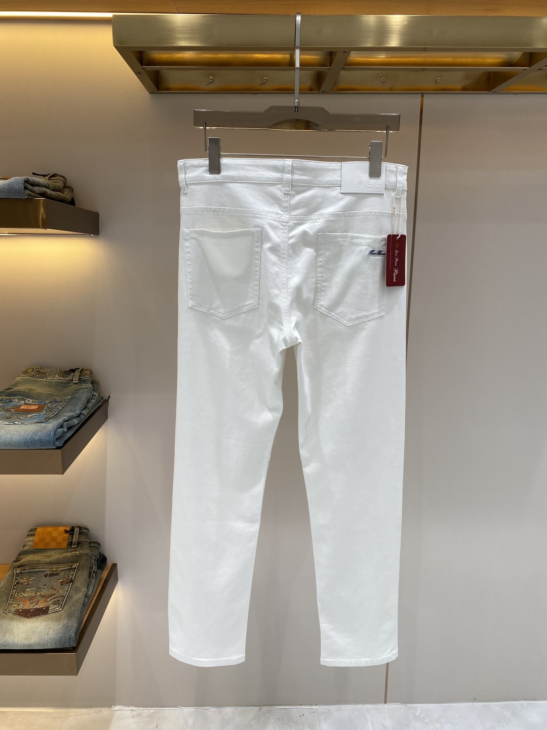 NO:734541,'LP Home' 2026 latest jeans, best-selling counters, shared taste and value, very comfortable to wear, low-key yet luxurious, very classy to wear, and the trousers style and tailoring need no introduction. The upper body is exquisite and vivid. Real first-class top quality materials. Really top-level casual pants, using Turkish cotton to produce the most famous denim fabric. The quality is outstanding. After heavy washing, the pants are very soft, not picky, and the upper body is absolutely stylish and extremely luxurious!  Size 29-36 next day,,loro piana,jeans,19860909《LP家》 2026最新品牛仔裤 专柜热销款 品味与价值共享 身穿着非常舒适 低调不失奢华 穿出去非常有档次,裤型款式和裁剪亦无需多言 上身精致跃然.真正一等一顶级质料 真正殿堂级的休闲裤,选用土耳其的棉花 生产出最有名的单宁布 品质卓然 经过重水洗使得裤子很柔软 不挑人 上身绝对的有型 极度奢华！码数29-36隔天,,loro piana,jeans,,Men's clothing