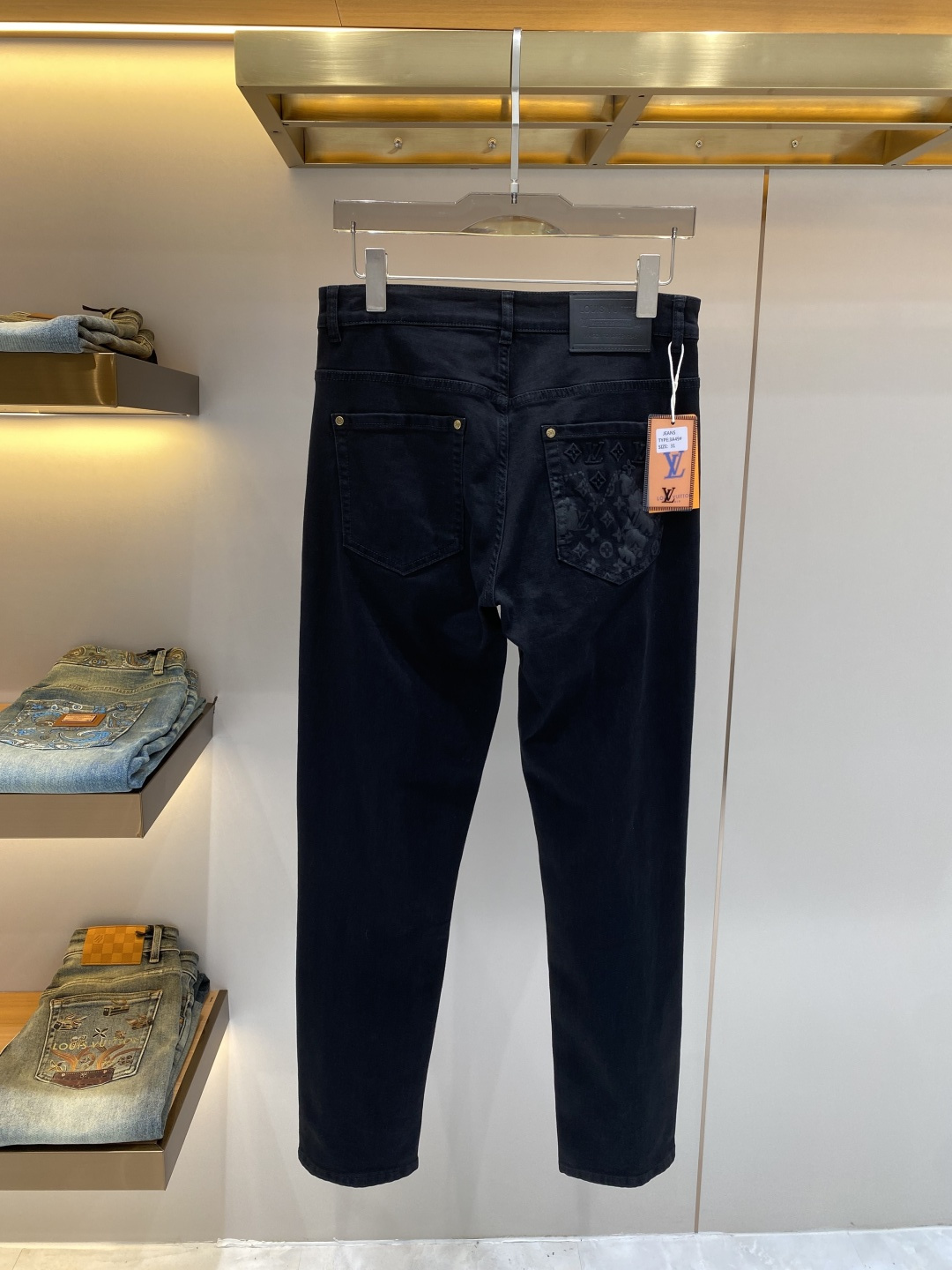 NO:734565,'Donkey Family' 2026 spring hot new products are available. The best jeans in physical stores. Original goods, the highest version of European imported fabrics on the market. Comfortable, soft and skin-friendly, with super upper body effect, fashionable and versatile. fzh is straight and stylish, a wardrobe must-have!  Suitable for any occasion. Sizes: 29-36, Louis Vuitton, Louis Vuitton, Jeans,19860909《驴家》 2026春款爆款新品 有售 实体店极品牛仔裤 原版好货,市场最高版本的欧洲进口面料.舒适柔软亲肤,上身效果超级棒时尚百搭 fzh笔挺有型,衣橱必备！适合任何场合穿着 尺码:29-36隔天,,louis vuitton,louis vuitton,jeans,,Men's clothing