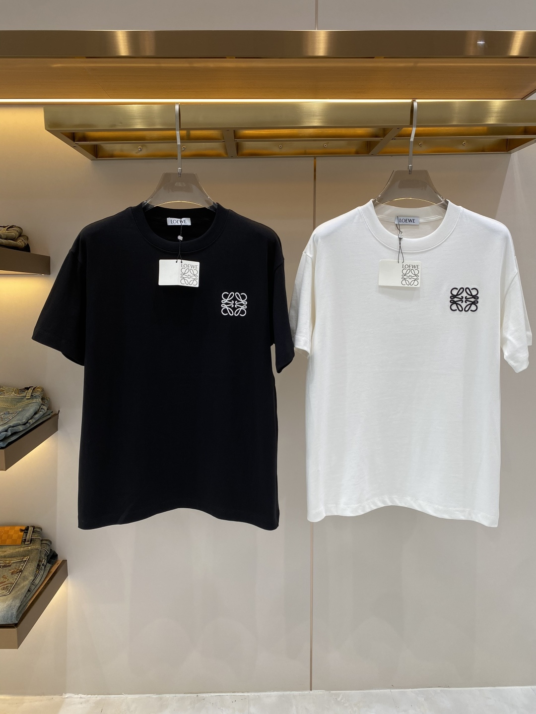 NO:734561,'Luo Family' 2026 new launch counter latest short-sleeved round neck T-shirt, high-end custom design, avant-garde and fashionable!  Embroidery brand logo process design, high-end customized fabrics. Soft feel. Comfortable to wear. Counter-level exquisite stitching. Fine workmanship. The upper body effect is incomparably handsome!  A must-have item for a stylish man!  Size S-XXL next day,,loewe,T-shirt,tees,t-shirt,19860909《罗家》 2026新款首发专柜最新款短袖圆领T恤 高端订制 设计前卫时尚！刺绣品牌logo工艺设计 高端定制面料.手感柔软.穿着舒适.专柜级别精致车线.做工精细.上身效果无敌帅气！型男必备单品！码数S-XXL 隔天,,loewe,T-shirt,tees，t-shirt,,Men's clothing